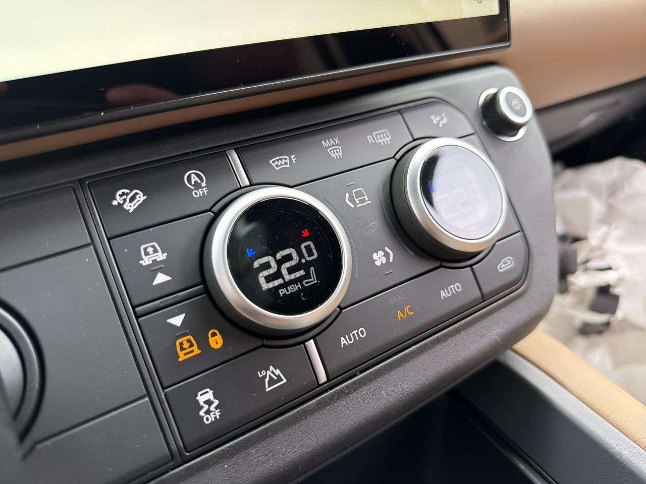 2026 Land Rover Defender 110 P300 S thumb 16