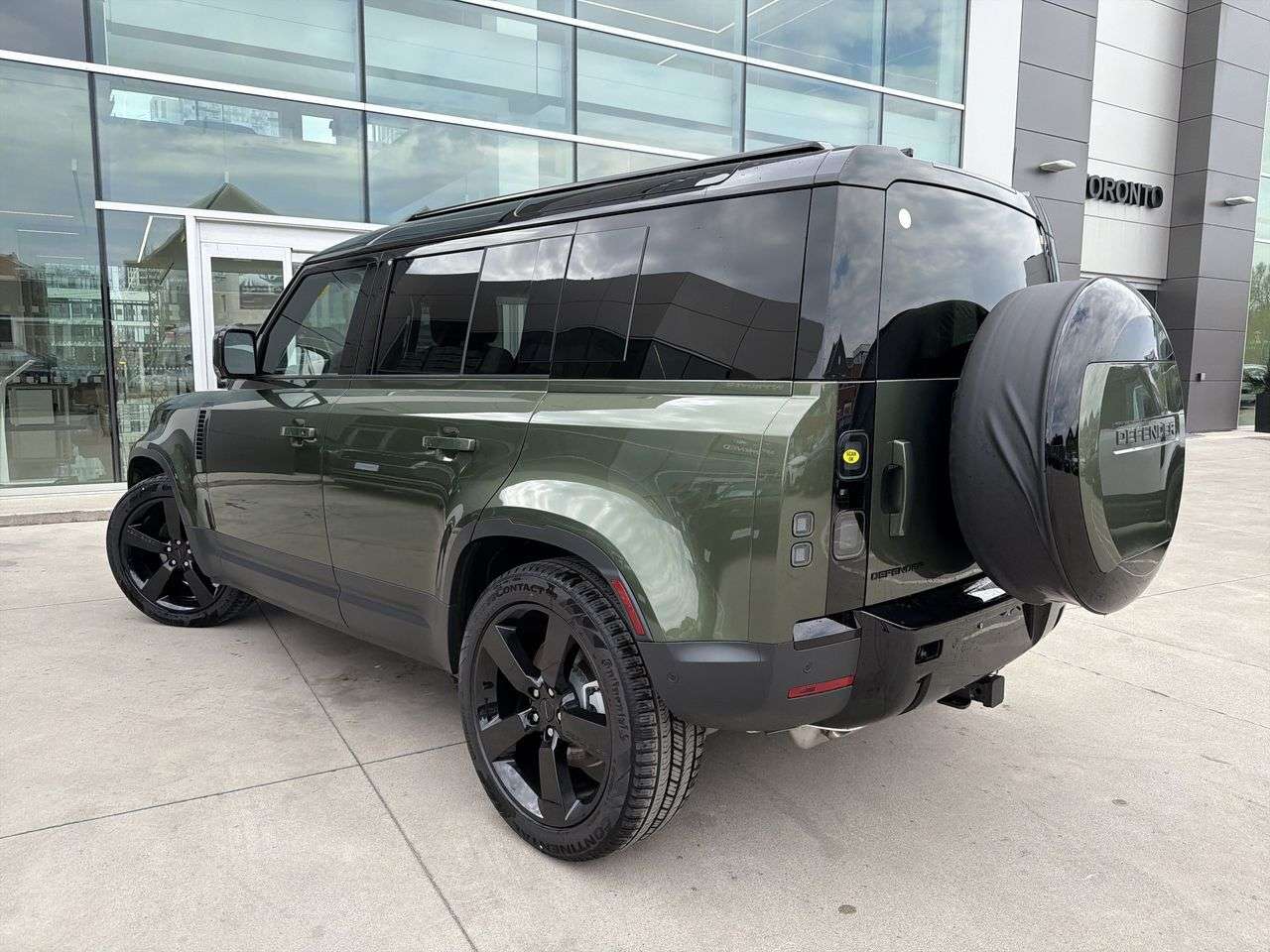 2026 Land Rover Defender 110 P300 S thumb 6