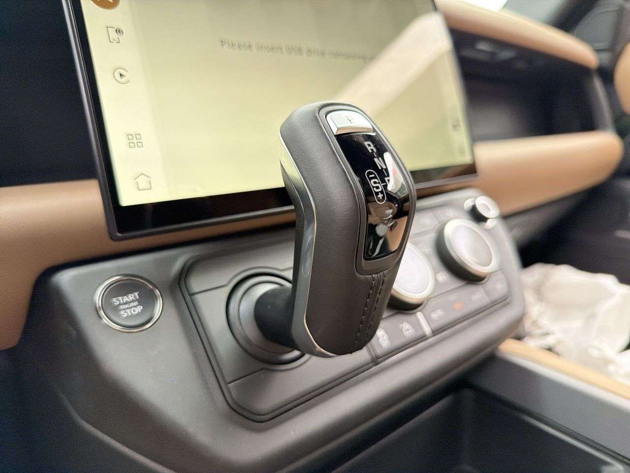 2026 Land Rover Defender 110 P300 S thumb 17