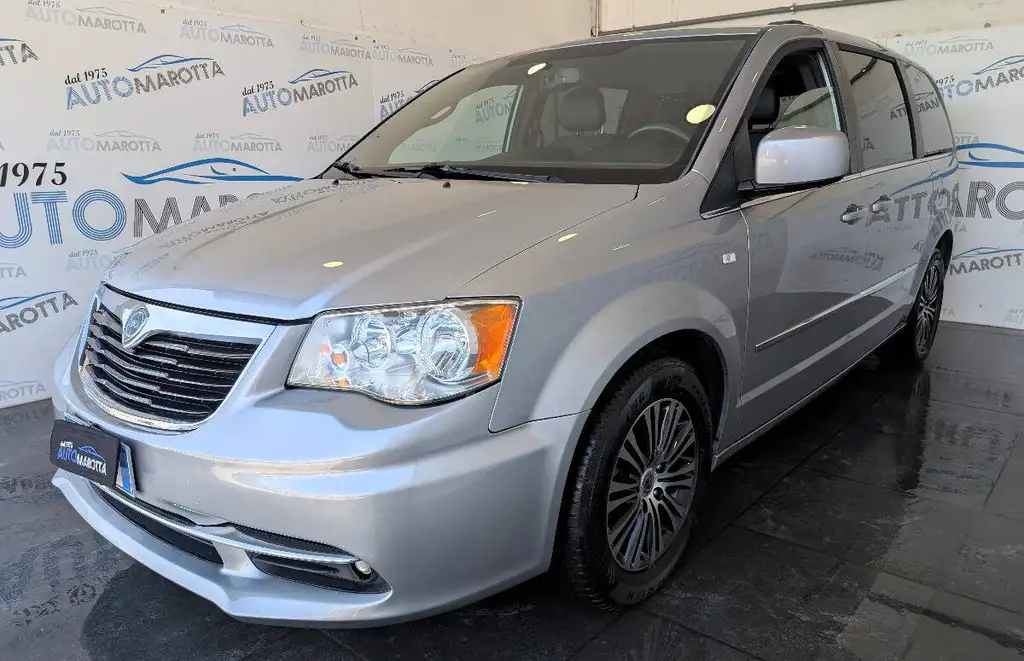 Lancia Voyager 2015 из Европы — купить под ключ
