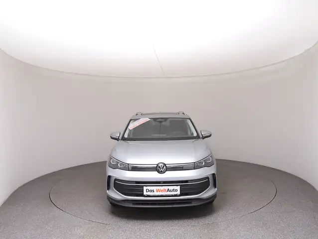 Volkswagen Tiguan view 3