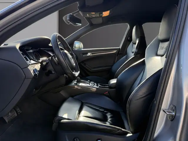 Audi RS4 view 12