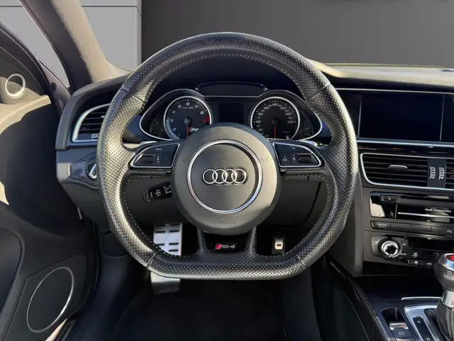 Audi RS4 view 13
