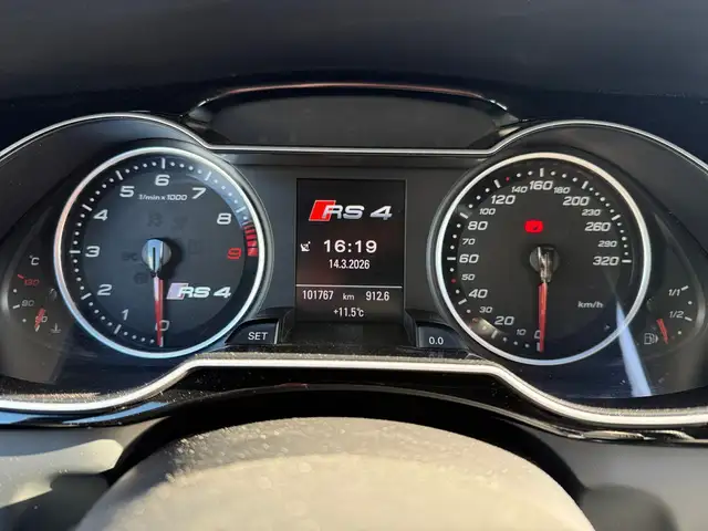 Audi RS4 view 14