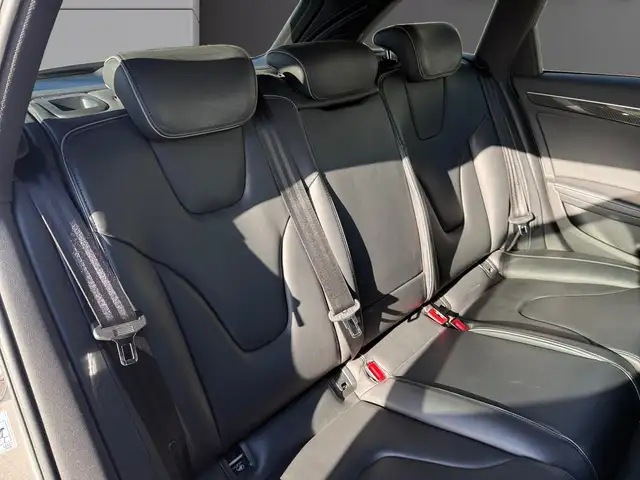 Audi RS4 view 10