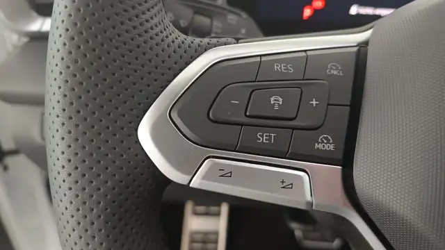 Volkswagen T-Roc view 13