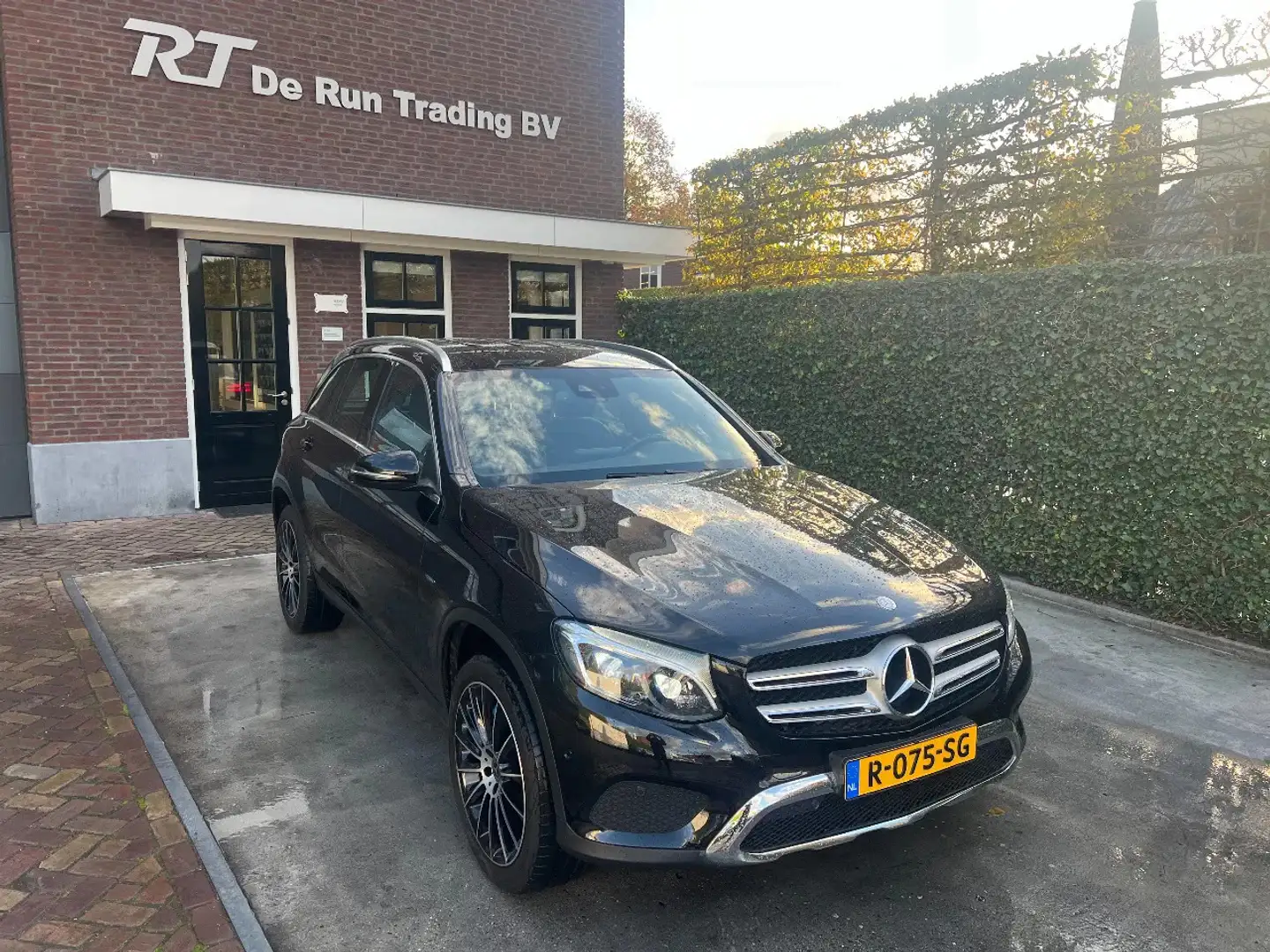 Mercedes-Benz GLC 350 e Plug-in Hybrid 327pk 4MATIC 7G-TRONIC PLUS Zwart - 1