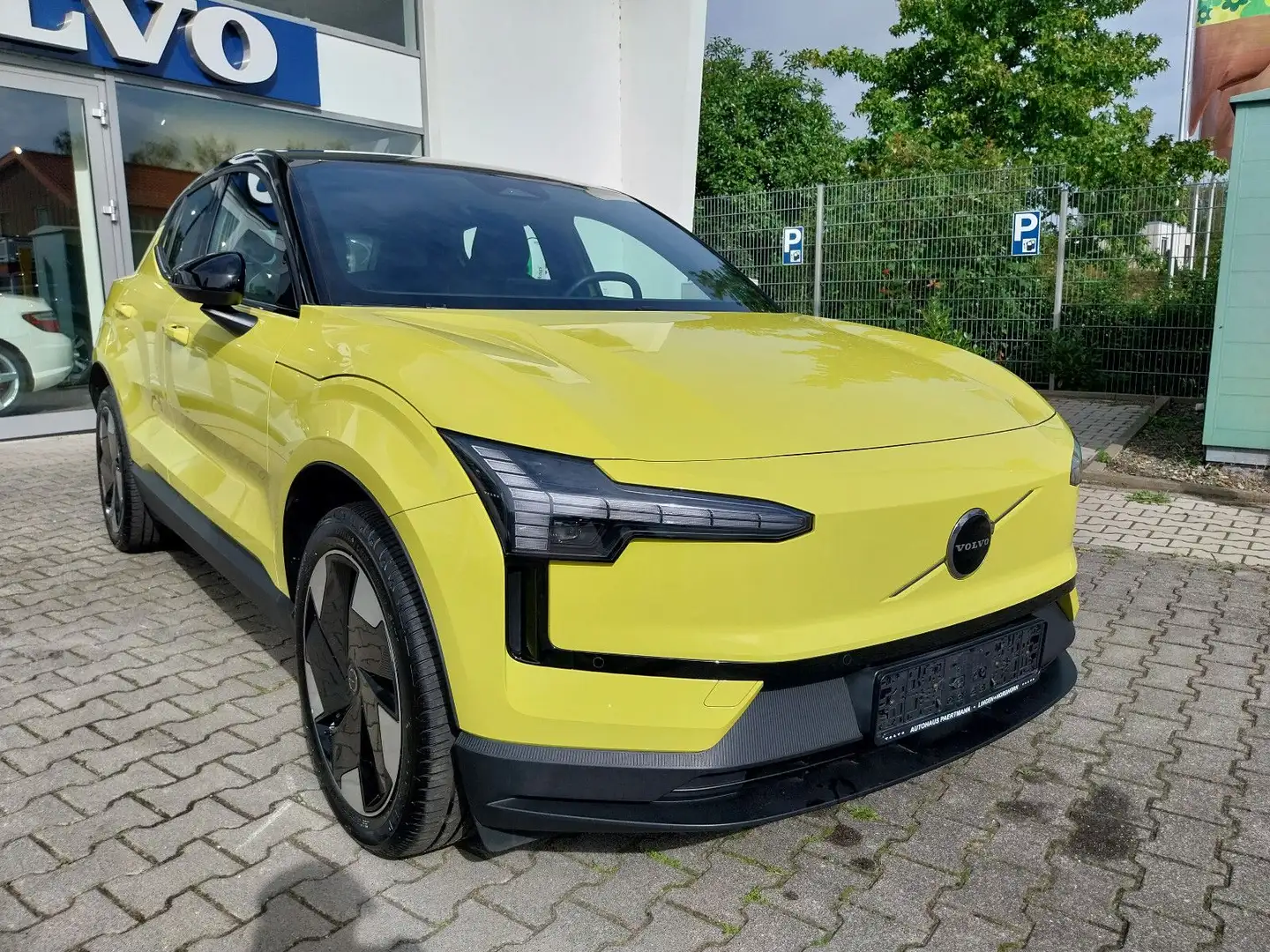 Volvo EX30 Plus 2WD Pure Electric Желтый - 1