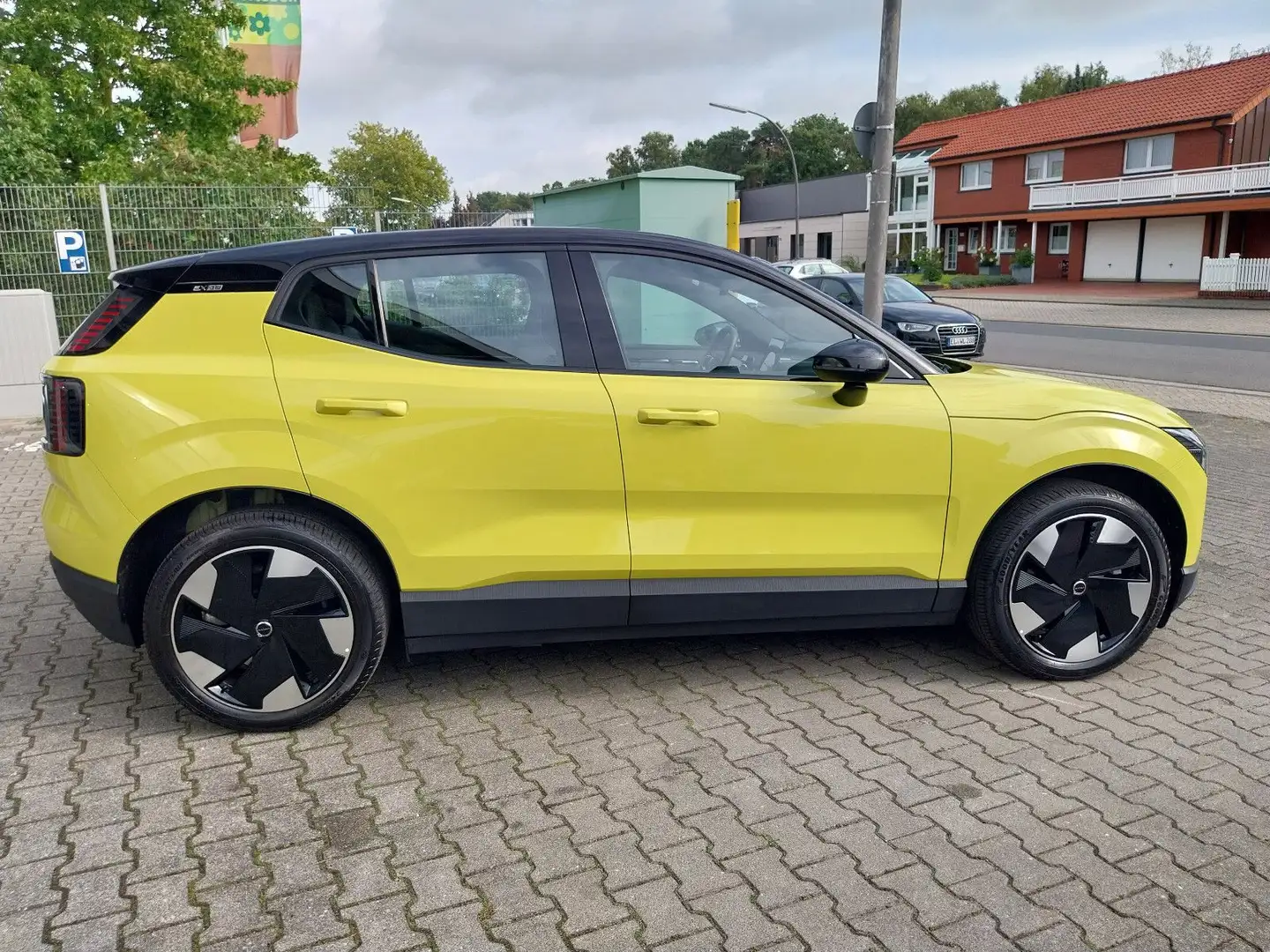 Volvo EX30 Plus 2WD Pure Electric Желтый - 2