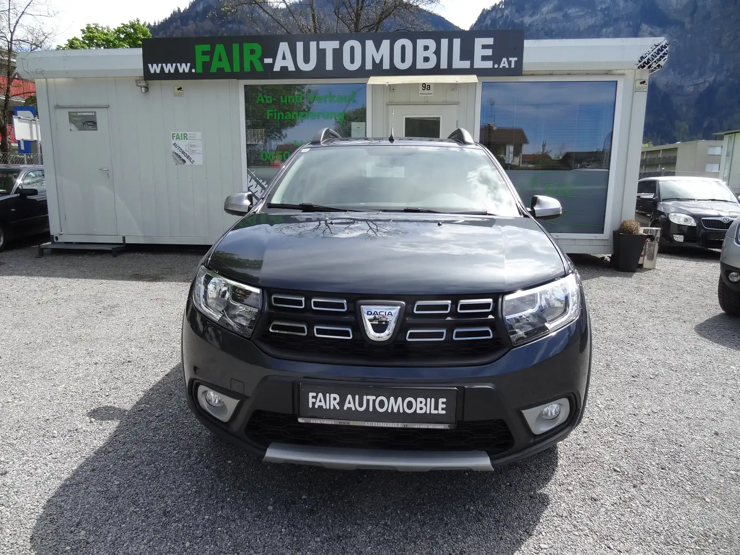 Dacia Sandero Stepway TCe 90 S  1.BESiTZ // NAVi // PDC // AHK Grau - 2