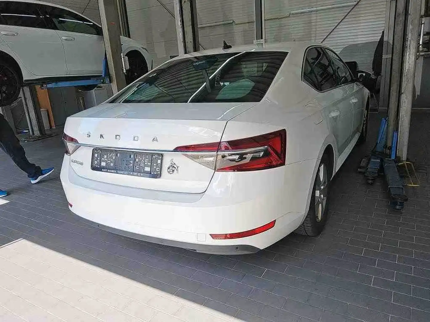 Skoda Superb Lim. Style2.0TDI DSG Matrix Navi SHZ AHK Weiß - 2