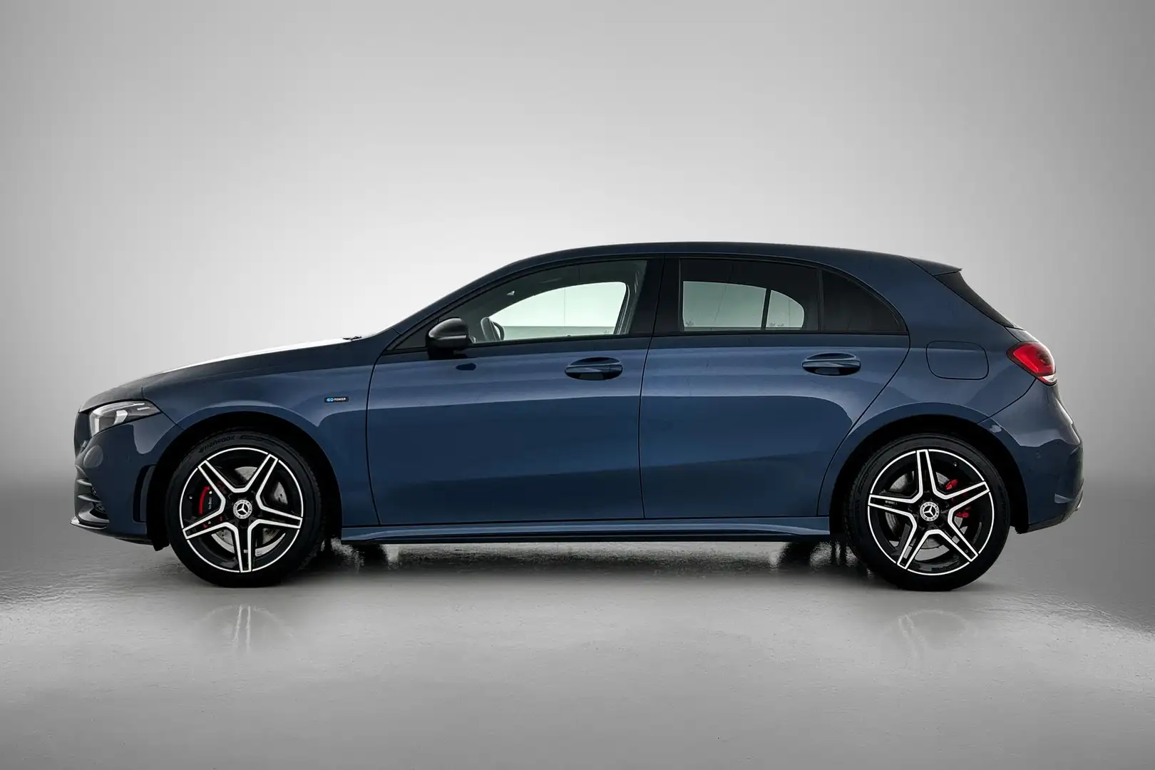 Mercedes-Benz A 250 e Premium BTW, AMG line, keyless, Night Blauw - 2
