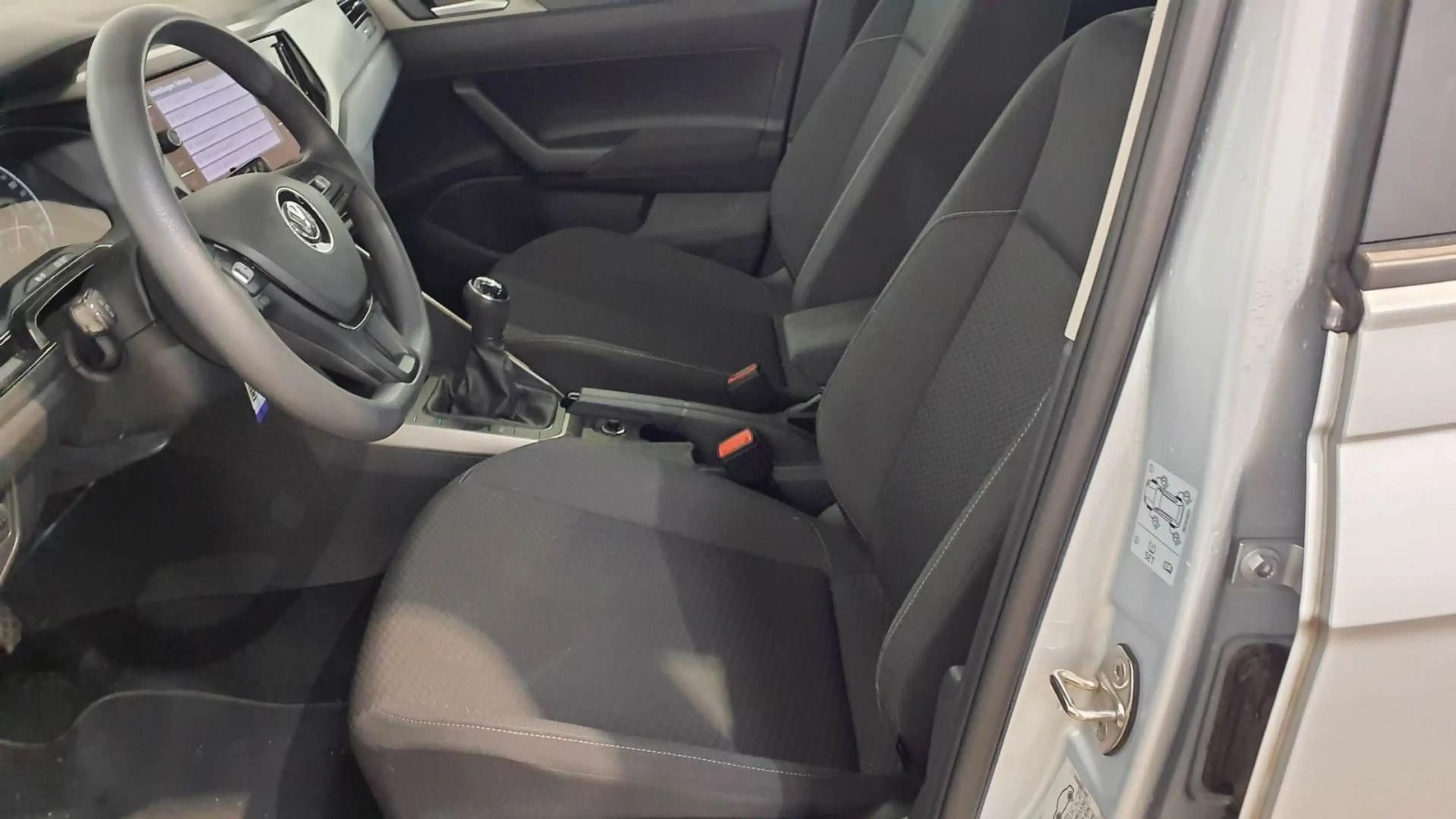 Volkswagen Polo VI Comfortline — photo 13