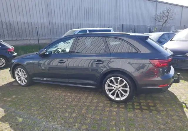 Audi A4 view 4