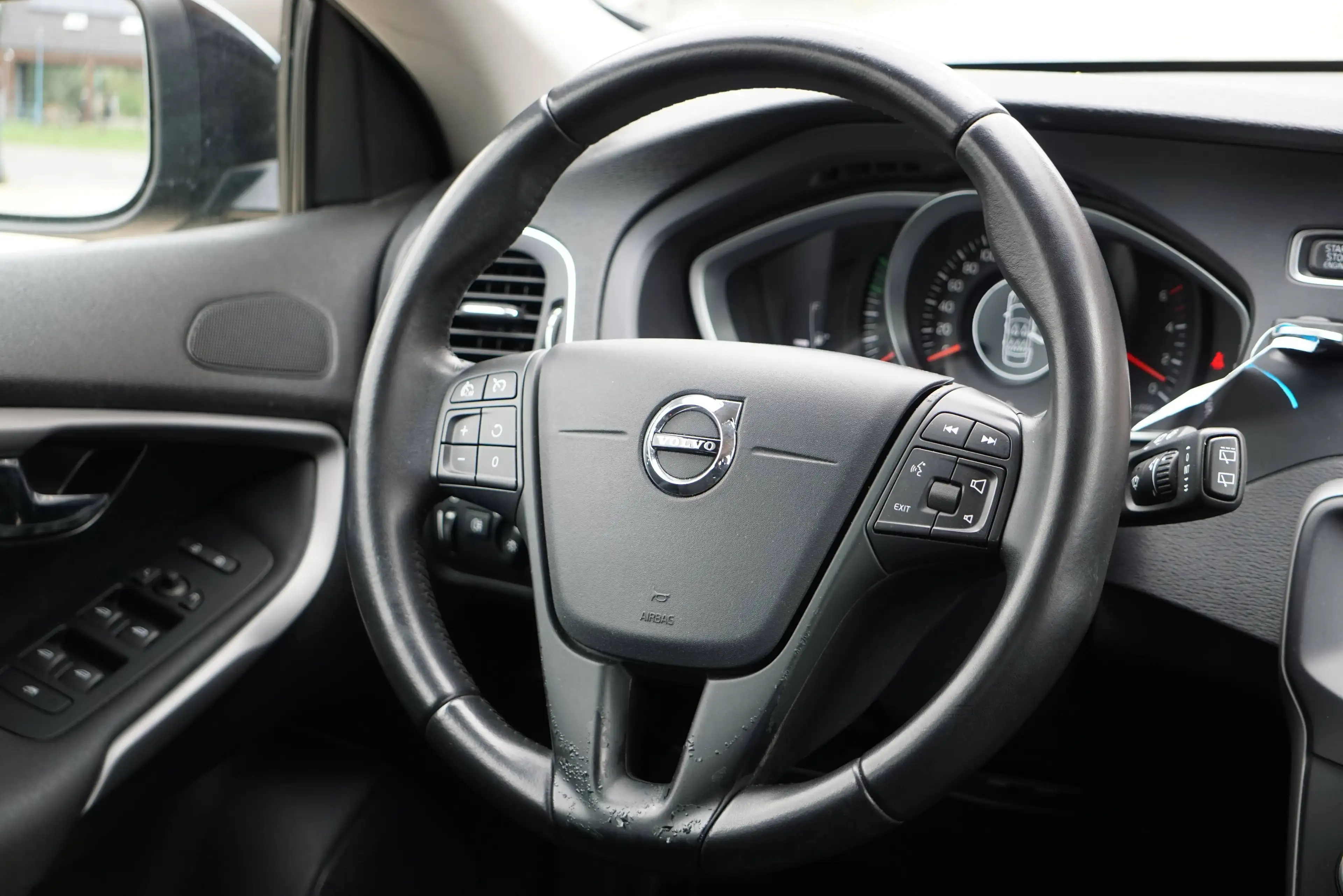 Volvo V40 2.0 D2 Kinetic AUTO / NAVI / PDC AR / CLIM / LED / CARNET COMPLET / CRUISE / BLUETOOTH / EURO 6B — photo 7
