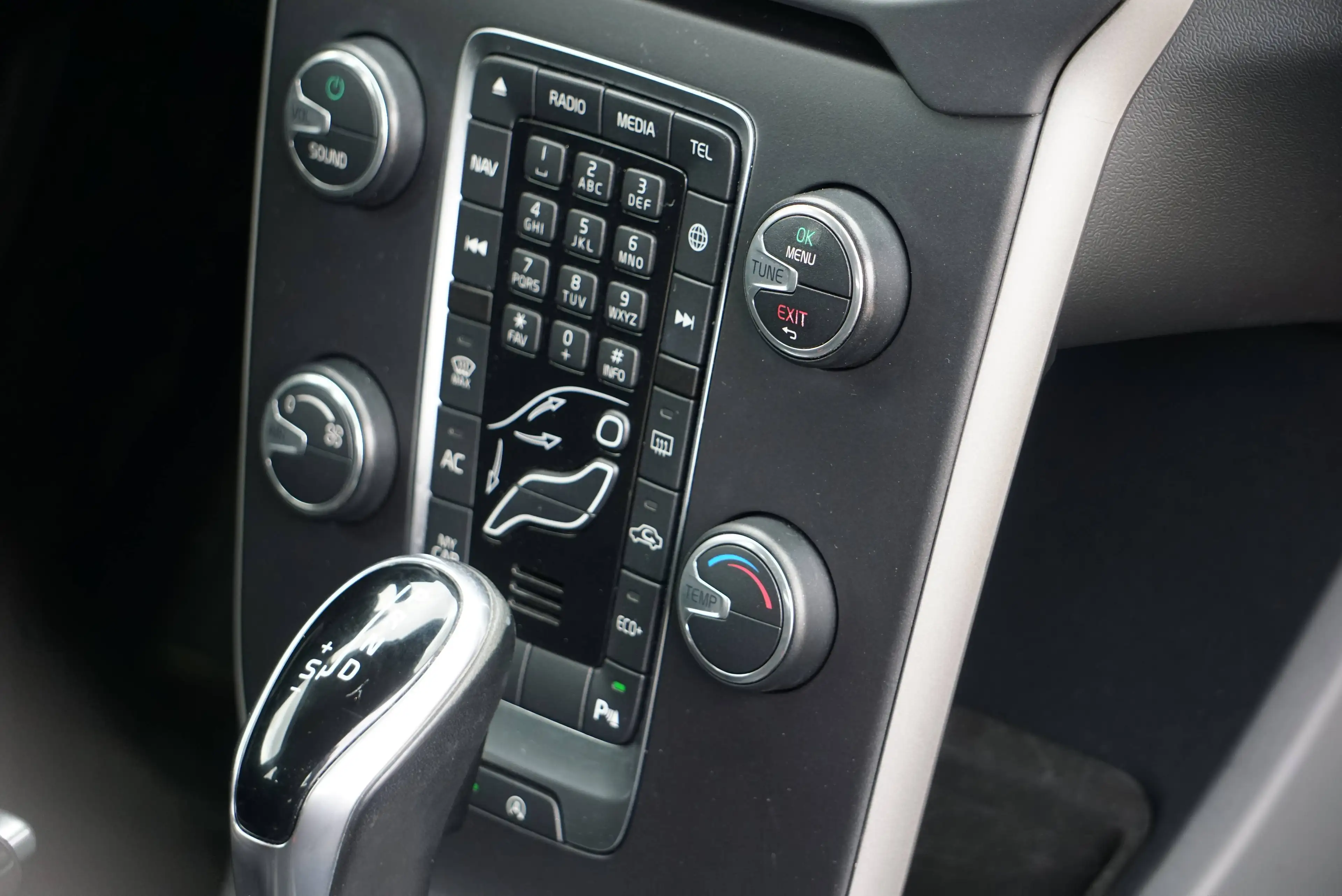Volvo V40 2.0 D2 Kinetic AUTO / NAVI / PDC AR / CLIM / LED / CARNET COMPLET / CRUISE / BLUETOOTH / EURO 6B — photo 11