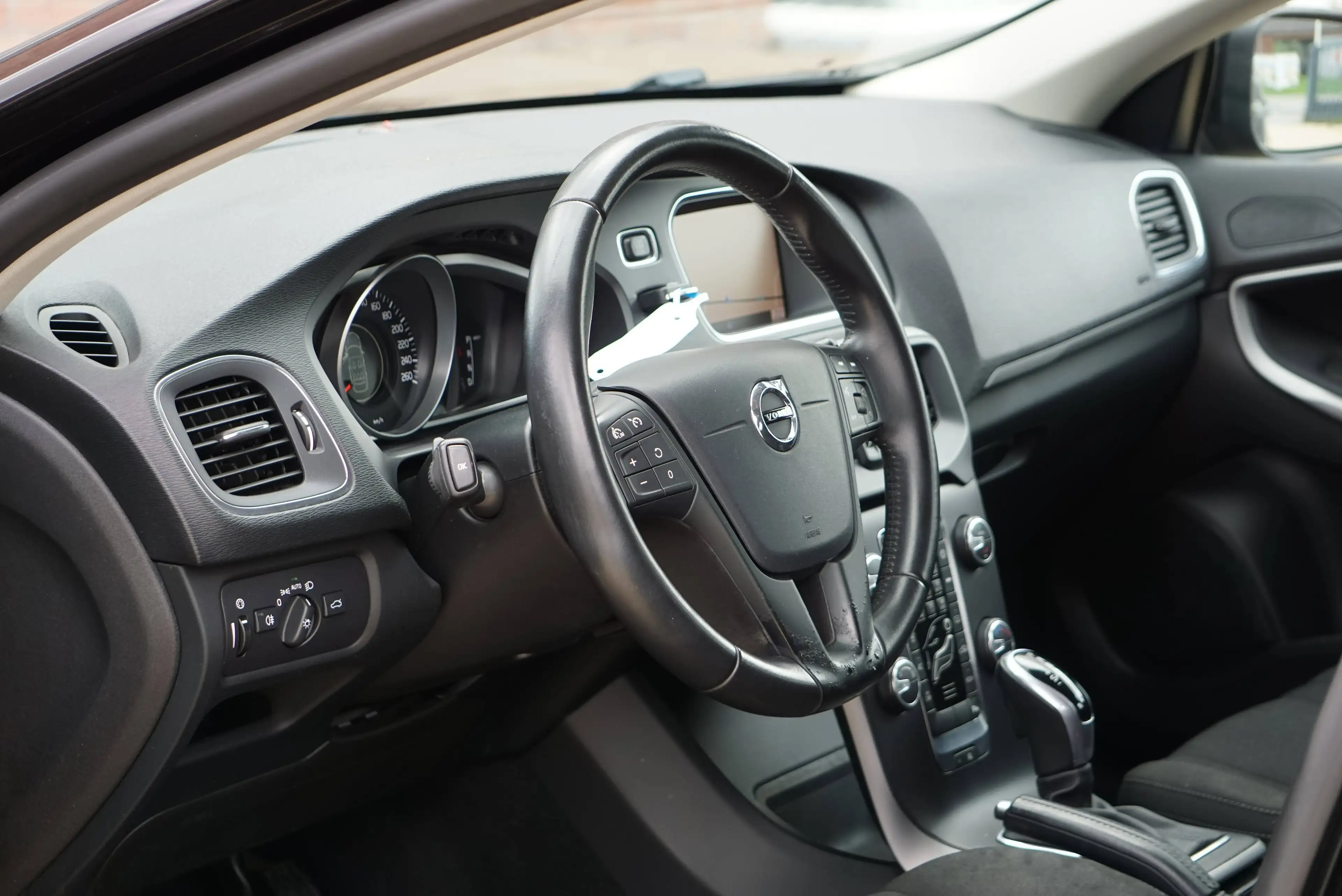 Volvo V40 2.0 D2 Kinetic AUTO / NAVI / PDC AR / CLIM / LED / CARNET COMPLET / CRUISE / BLUETOOTH / EURO 6B — photo 5