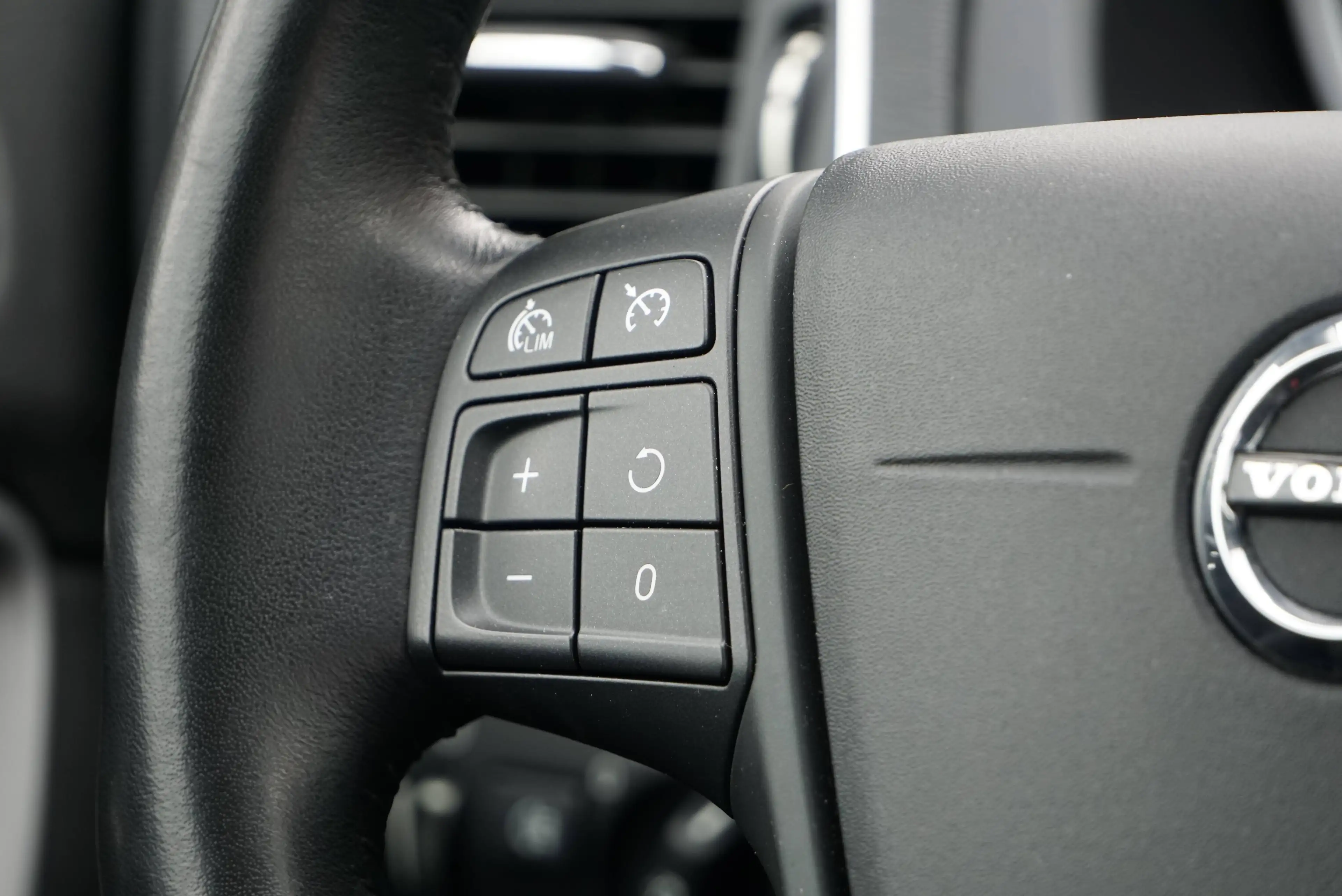 Volvo V40 2.0 D2 Kinetic AUTO / NAVI / PDC AR / CLIM / LED / CARNET COMPLET / CRUISE / BLUETOOTH / EURO 6B — photo 8
