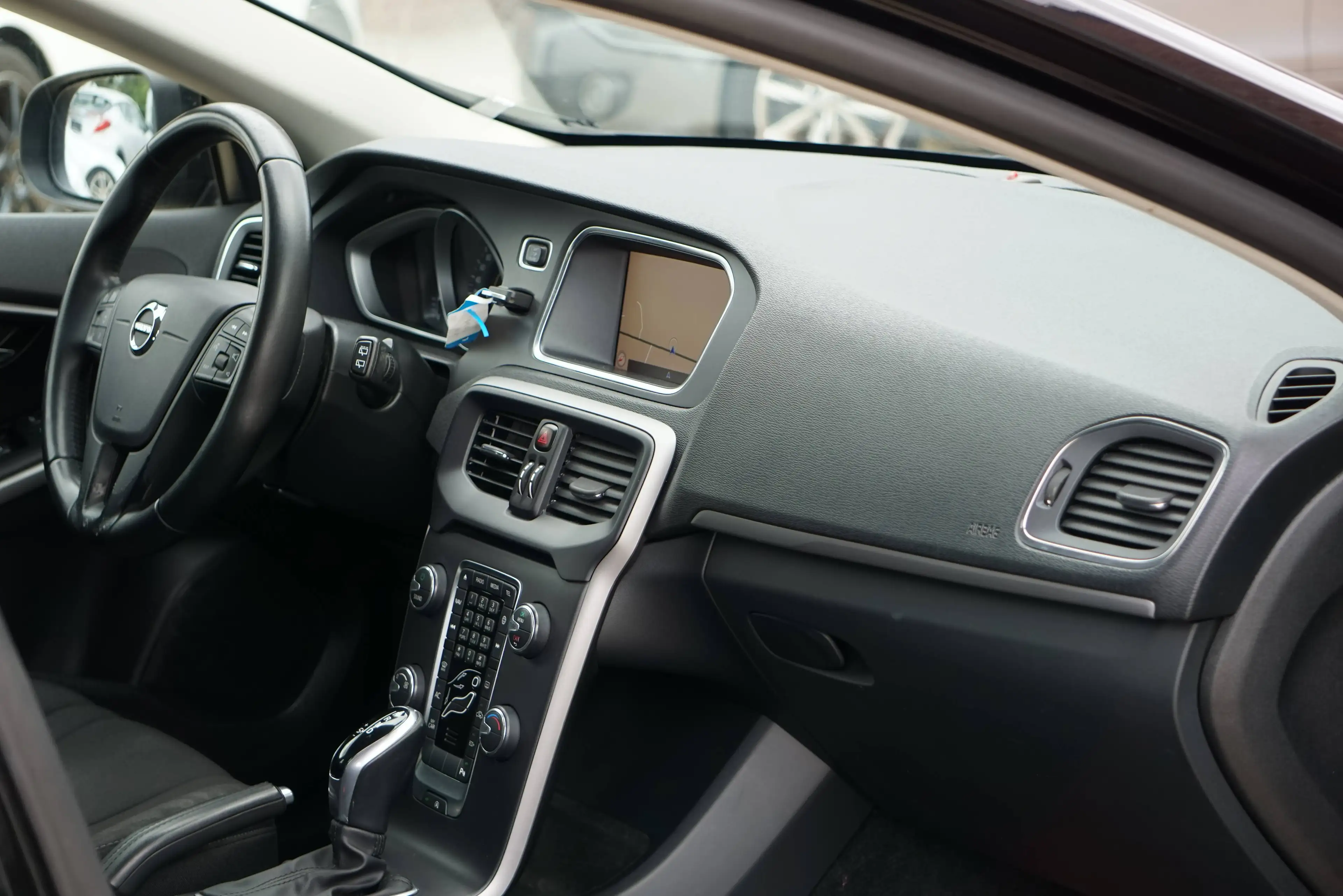 Volvo V40 2.0 D2 Kinetic AUTO / NAVI / PDC AR / CLIM / LED / CARNET COMPLET / CRUISE / BLUETOOTH / EURO 6B — photo 6