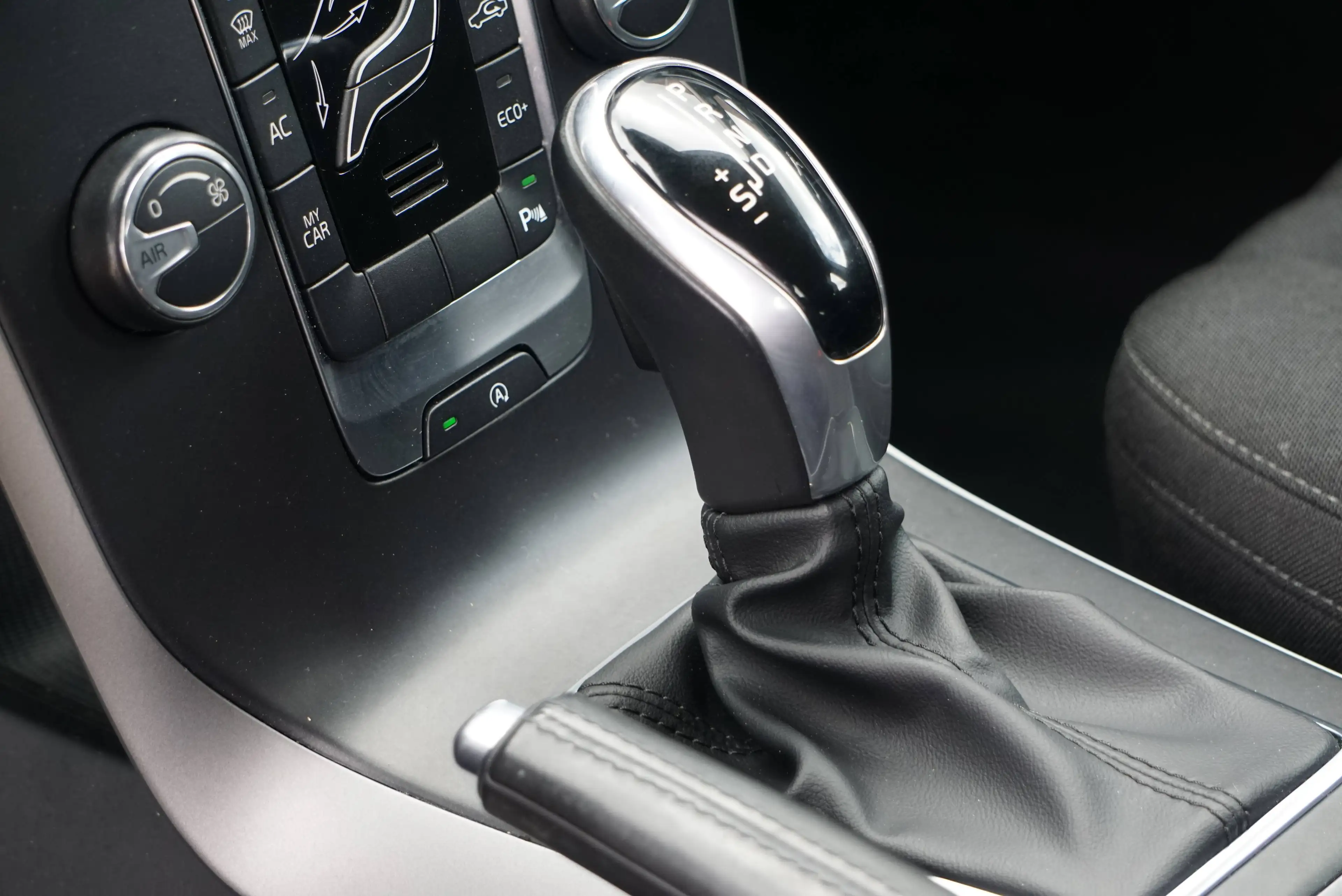 Volvo V40 2.0 D2 Kinetic AUTO / NAVI / PDC AR / CLIM / LED / CARNET COMPLET / CRUISE / BLUETOOTH / EURO 6B — photo 10