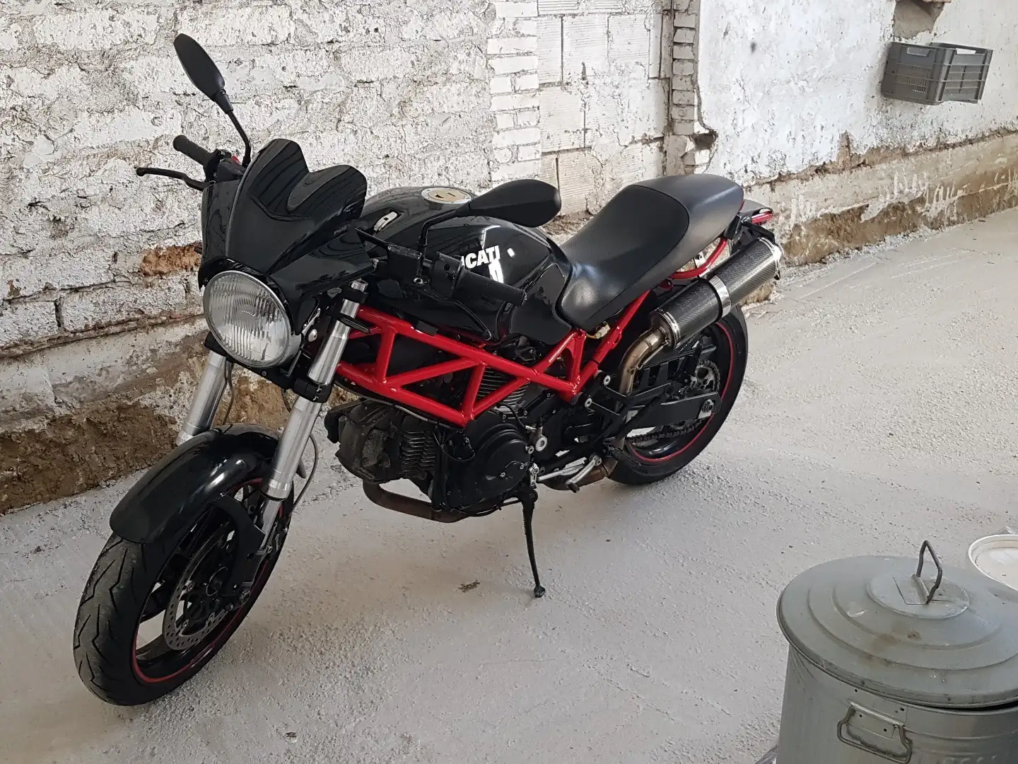 Ducati Monster 695 crna - 2