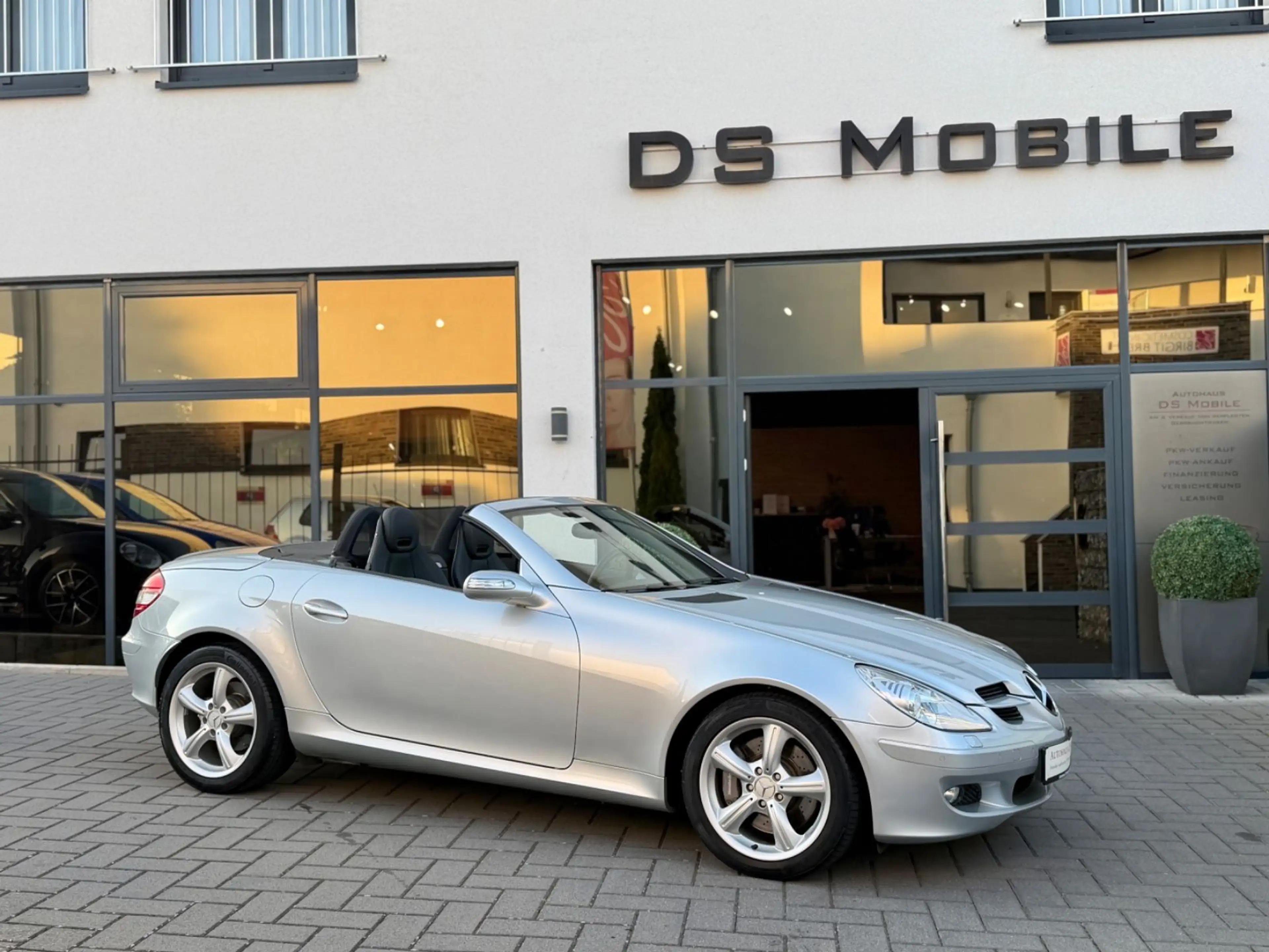 Mercedes-Benz SLK 350 Roadster BiXenon/Neuwertiger Zustand — photo 2