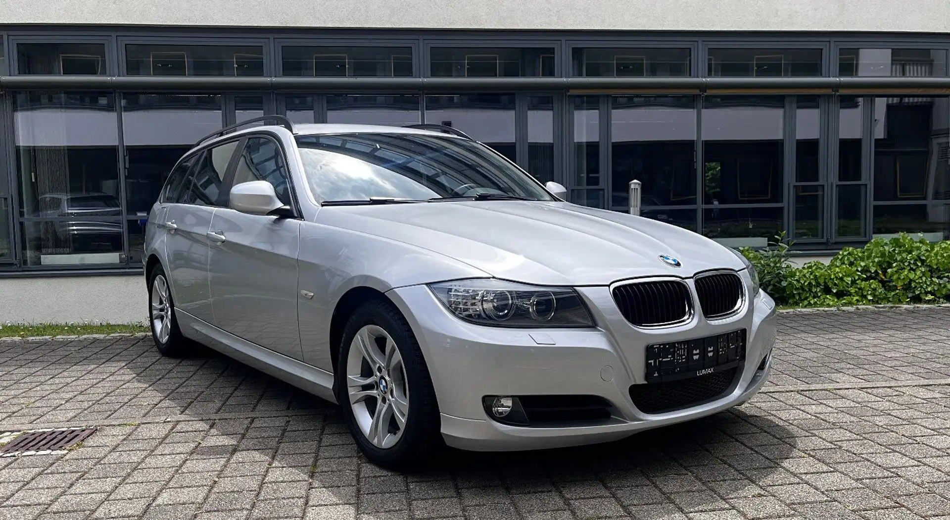 BMW 318 i Touring*Autom*Xenon*PDC*1.Hand* Silber - 1