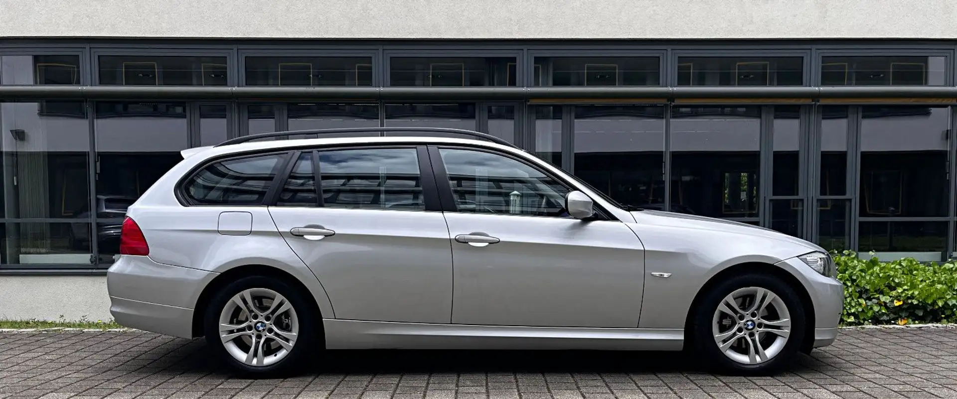 BMW 318 i Touring*Autom*Xenon*PDC*1.Hand* Silber - 2