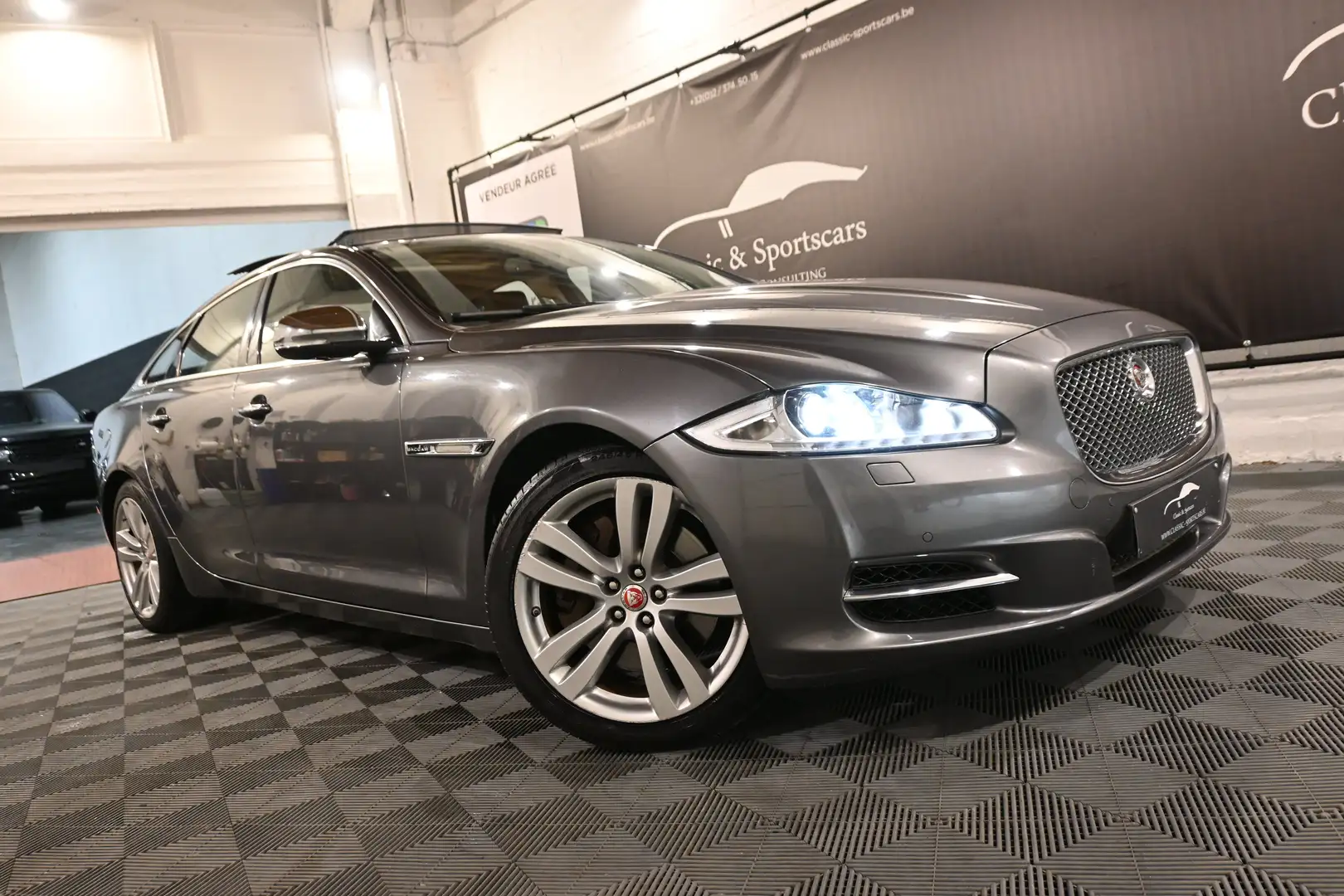 Jaguar XJ XJ 3.0D V6 / CAMERA / TOIT PANO / FULL OPTIONS !! Grey - 2