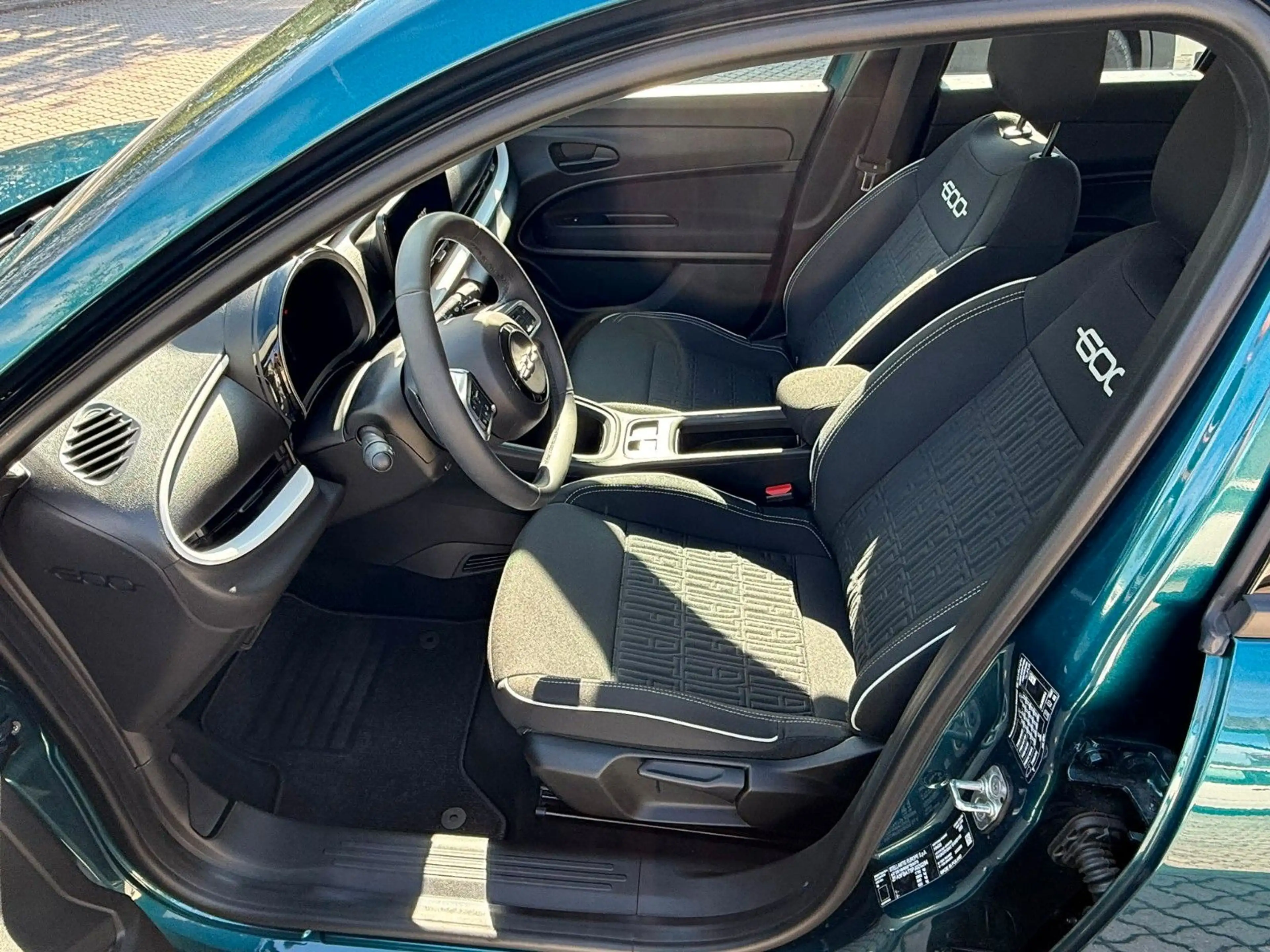 Fiat 600 Hybrid 125-Jahre-Edition — photo 12