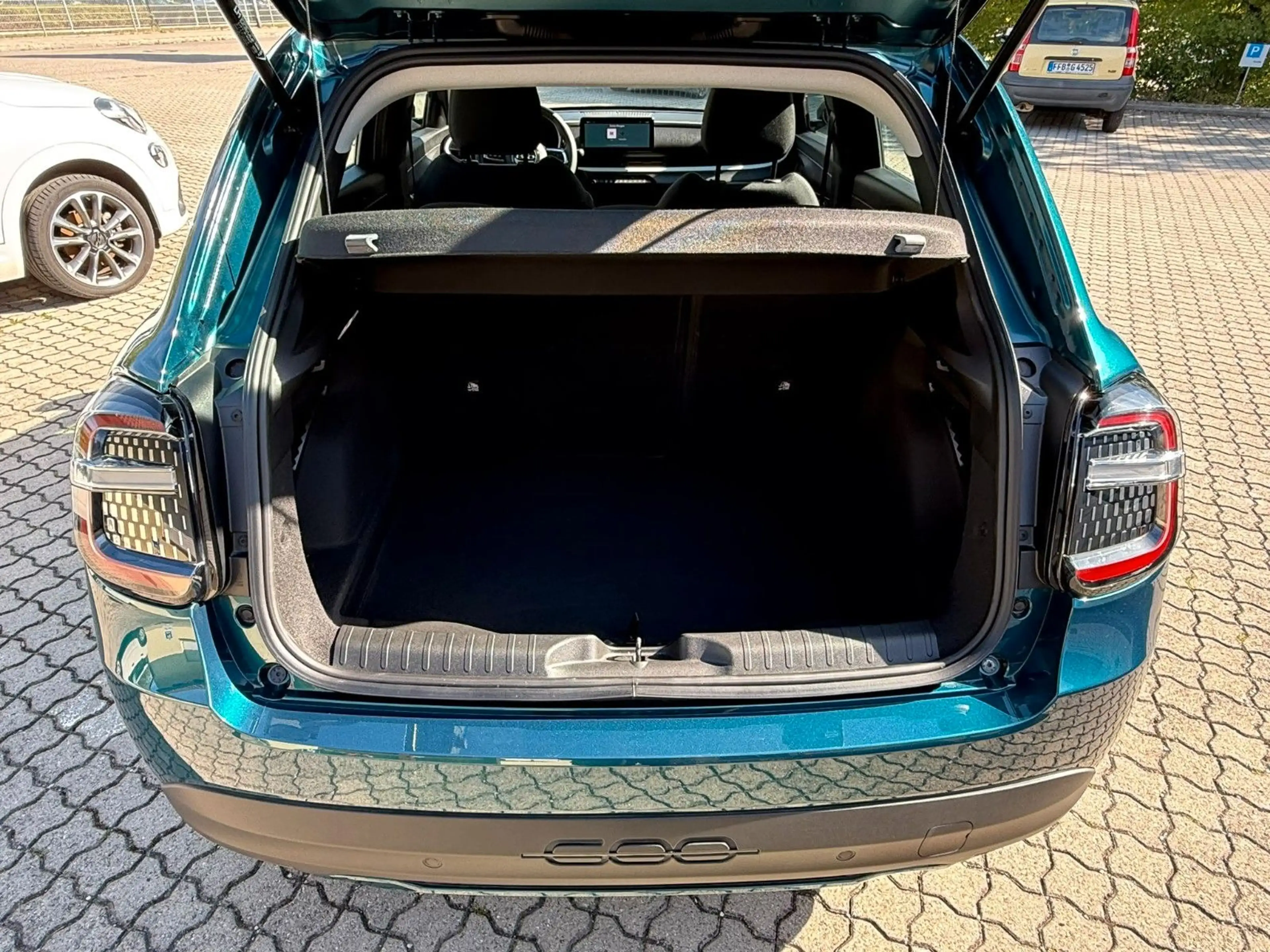 Fiat 600 Hybrid 125-Jahre-Edition — photo 11