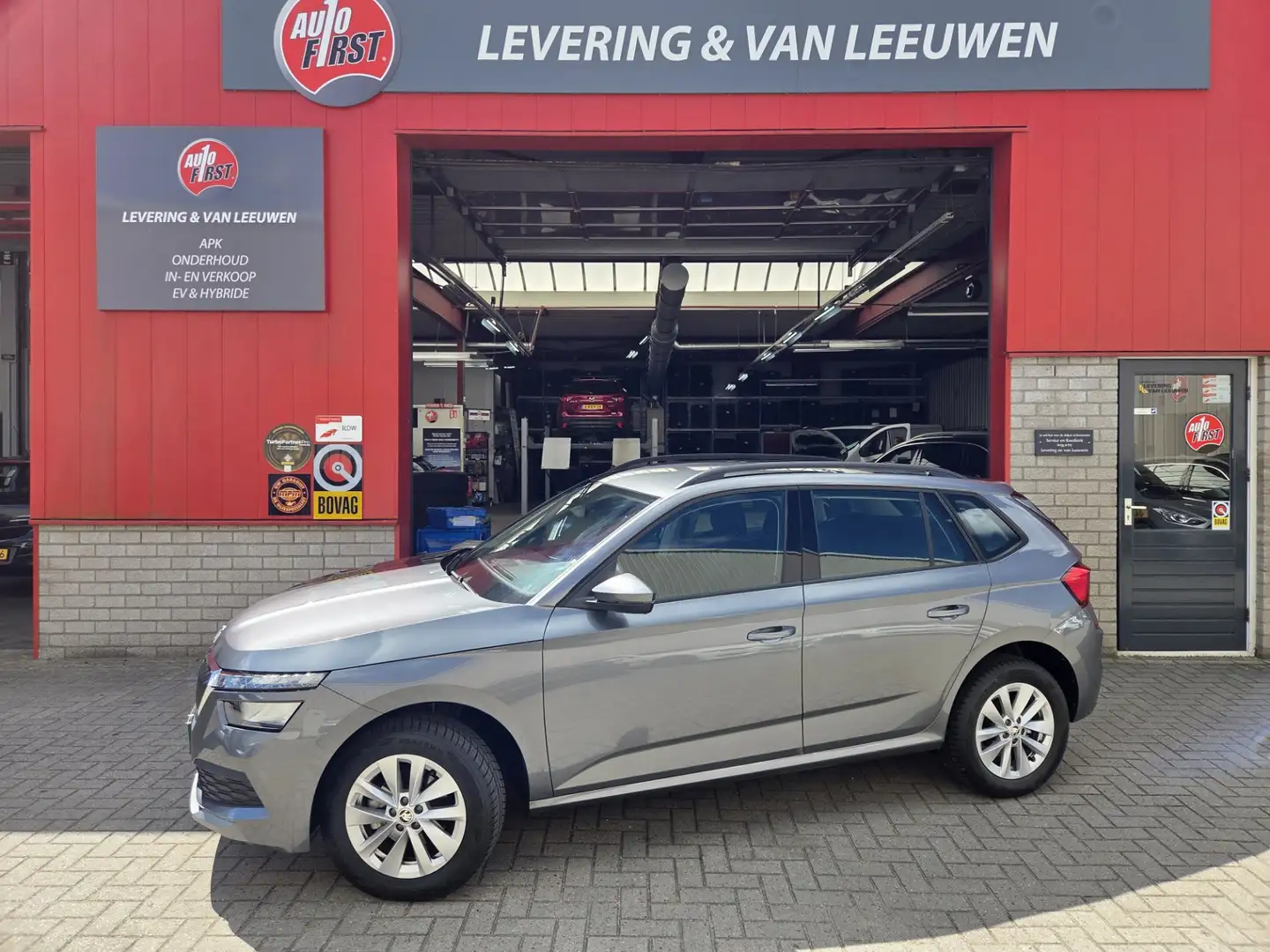 Skoda Kamiq 1.0 TSI Ambition Automaat/ Camera achter/ Parkeers Grijs - 1