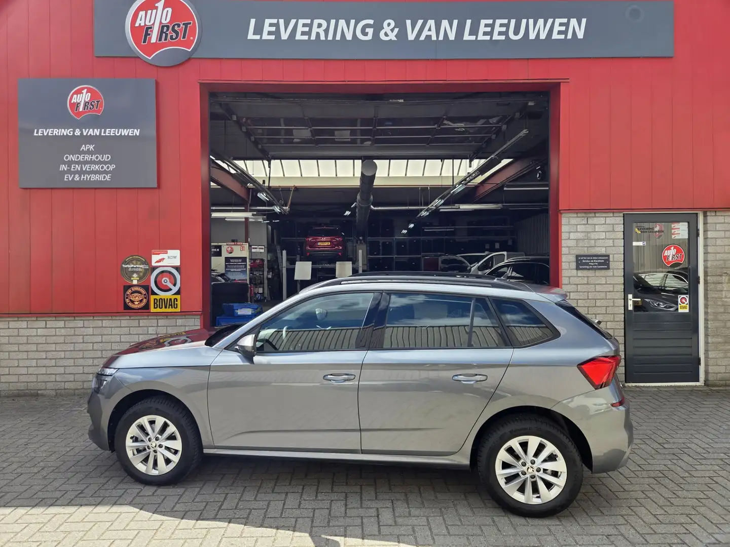 Skoda Kamiq 1.0 TSI Ambition Automaat/ Camera achter/ Parkeers Grijs - 2