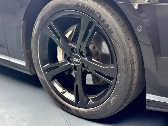 Audi A8 view 11