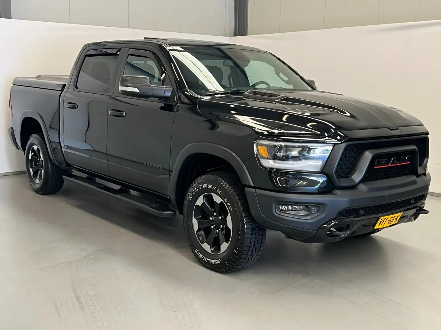 Dodge RAM 1500 5.7 V8 4x4 Crew Cab Rebel / Pano / LPG / Luch Zwart - 2