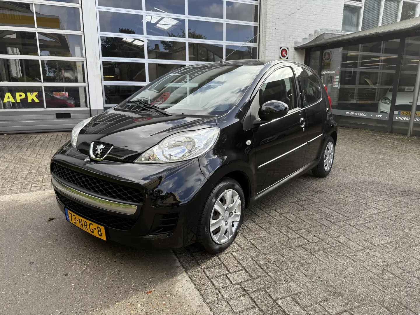 Peugeot 107 1.0-12V Urban Move APK 1-11-2026! Zwart - 2