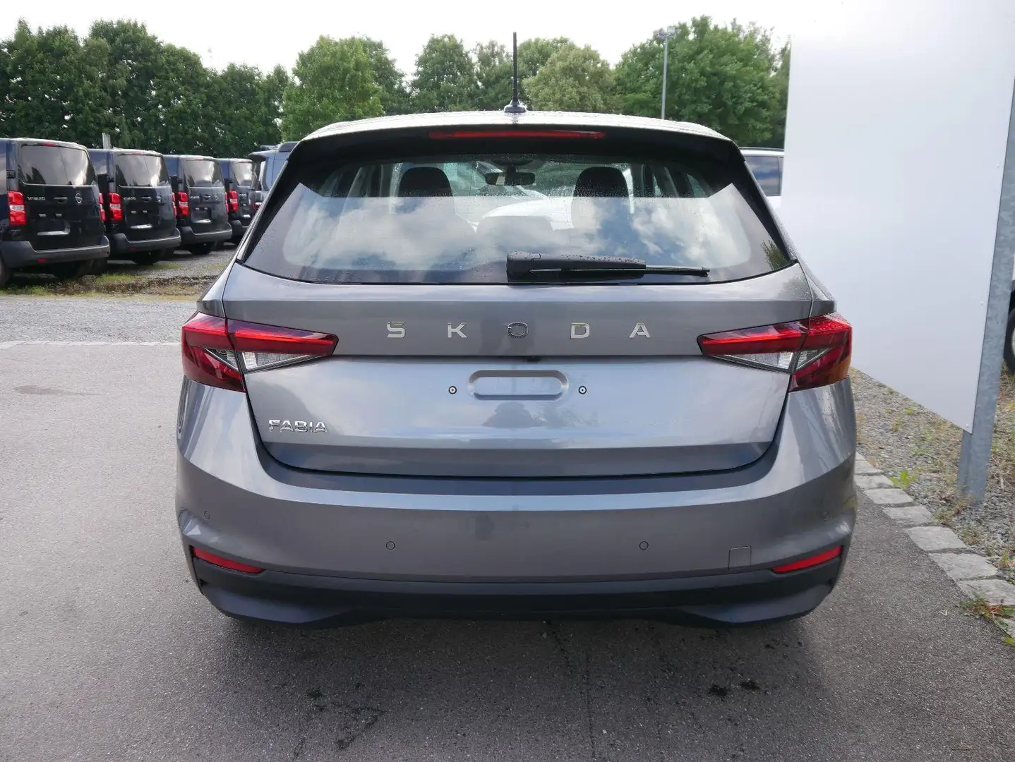 Skoda Fabia 130 Jahre 1,0 MPI*LED*PDC HI.*RFK*APP-CONNECT*S... Grigio - 2