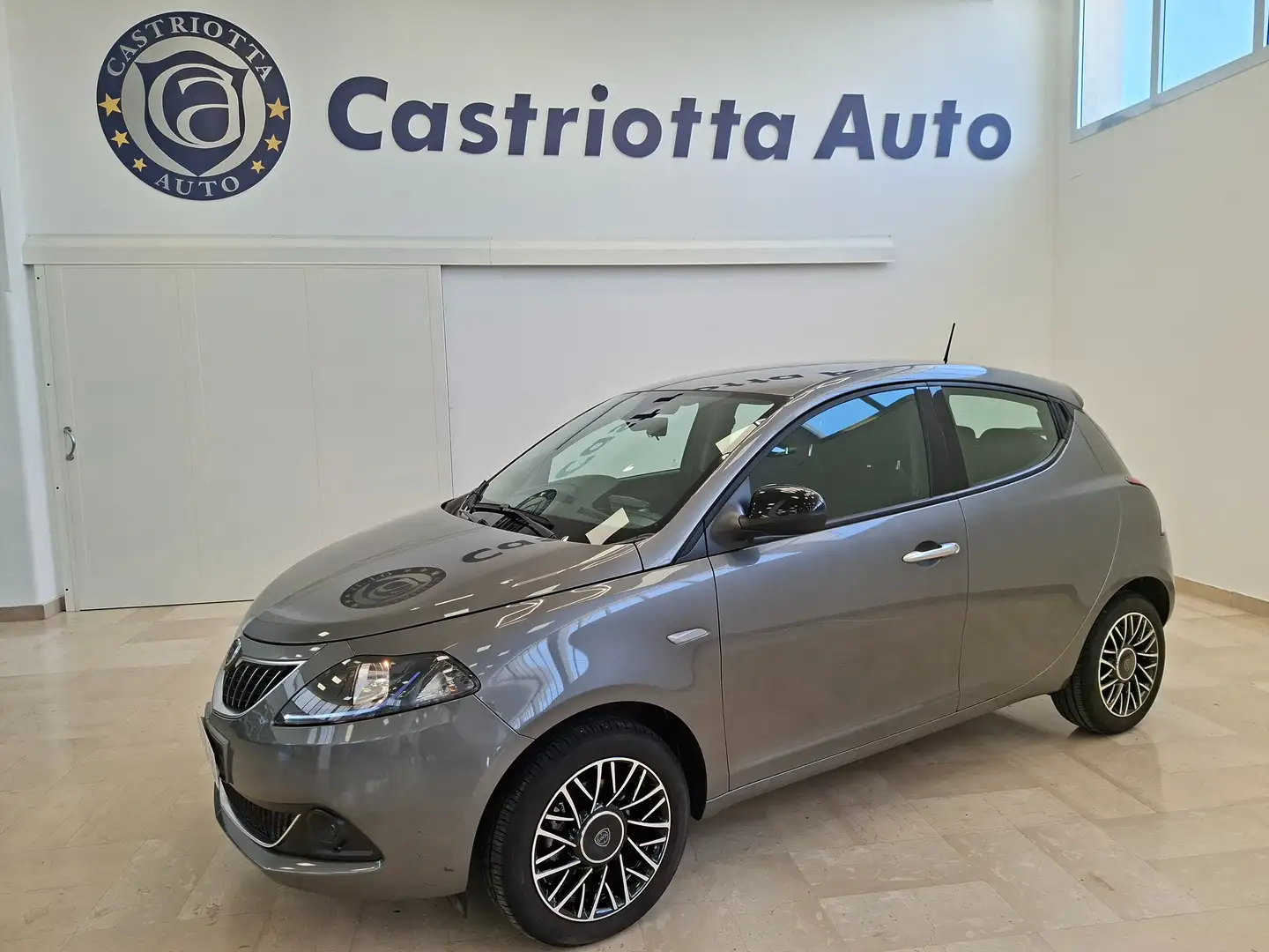 Lancia Ypsilon 1.0 firefly hybrid Platino s&S KM 13.738 !!! Gris - 1