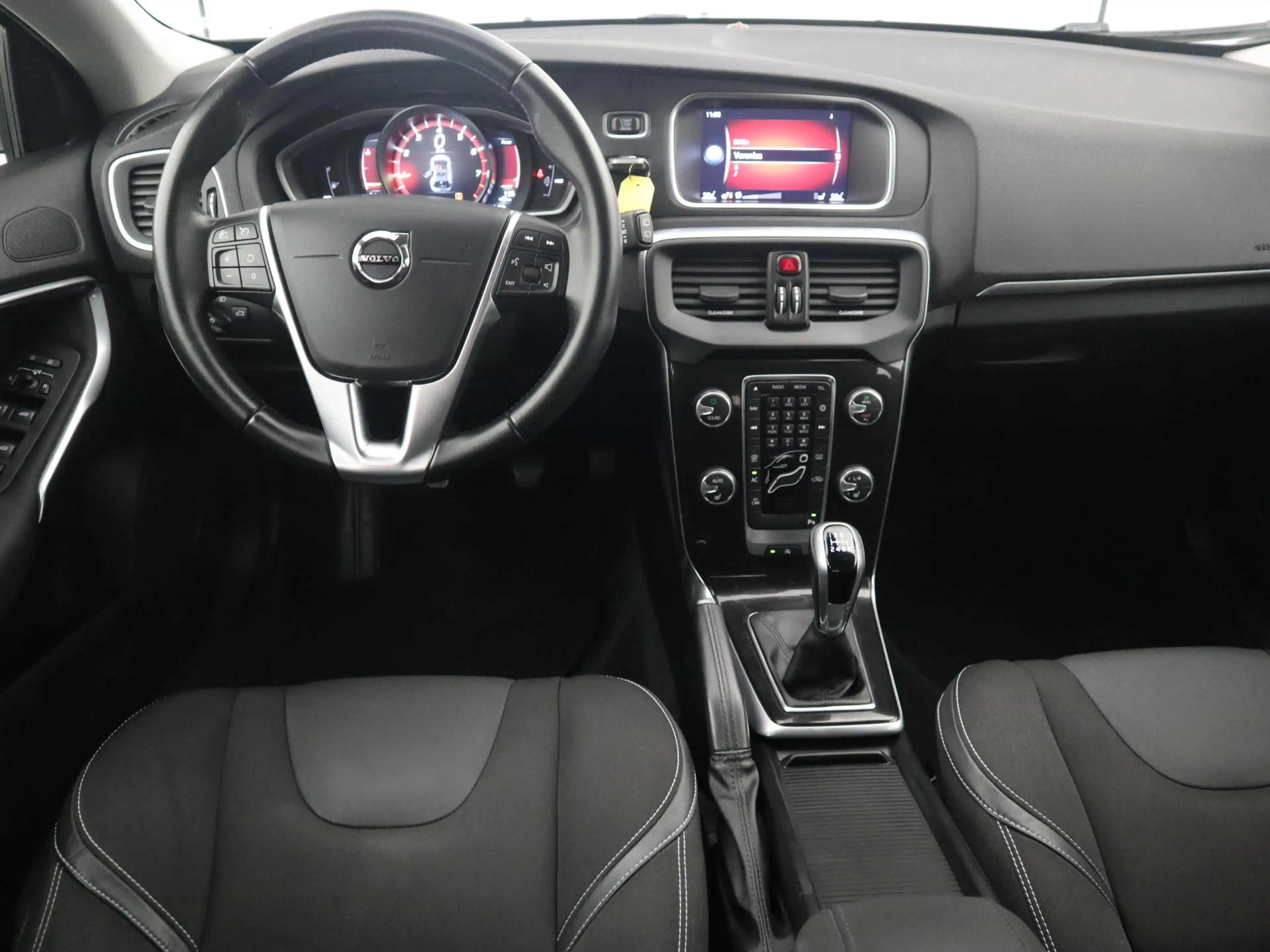 Volvo V40 2.0 T2 Nordic+ FULL LED / STANDKACHEL / STOELVERW — photo 8