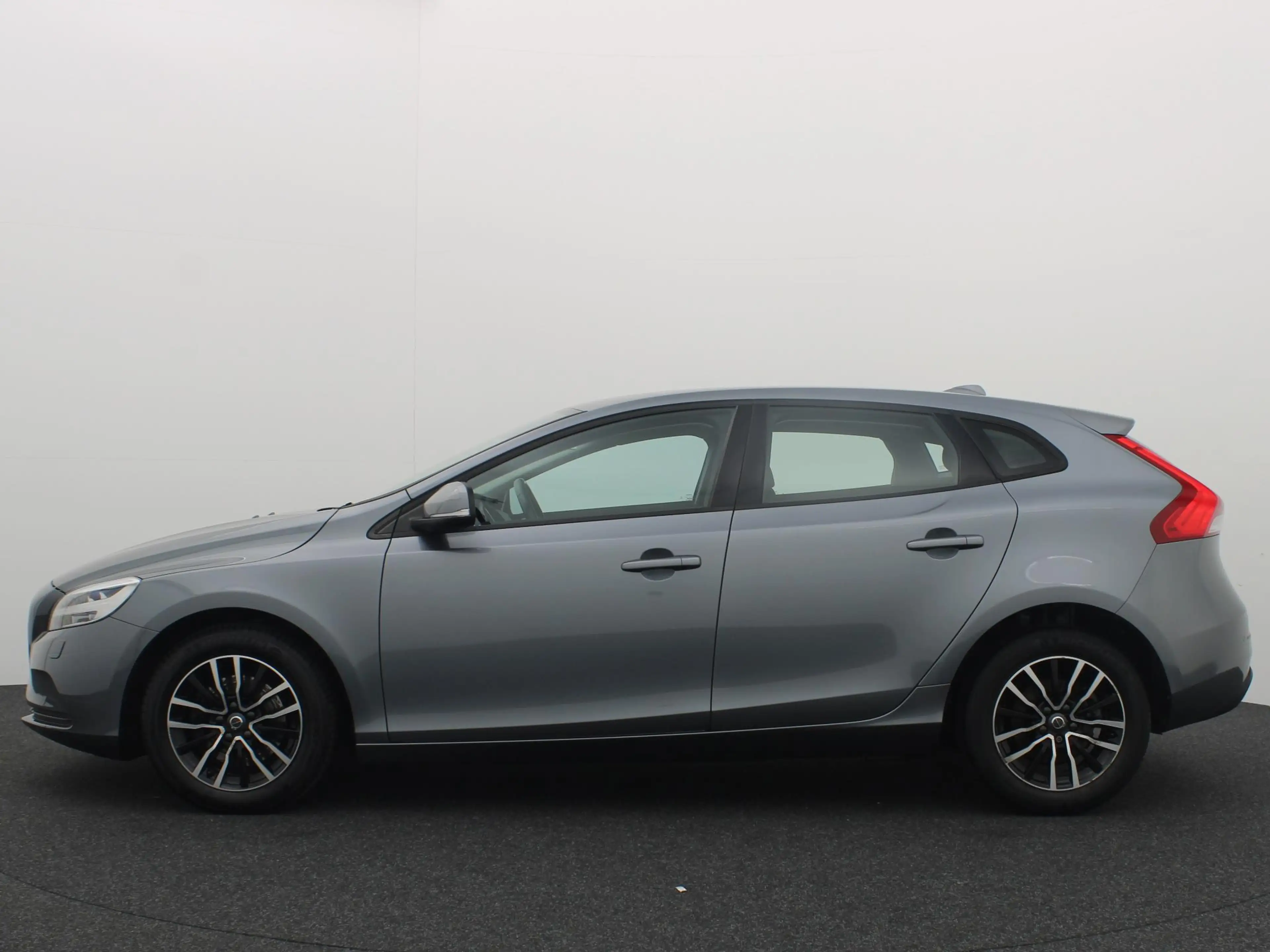 Volvo V40 2.0 T2 Nordic+ FULL LED / STANDKACHEL / STOELVERW — photo 2