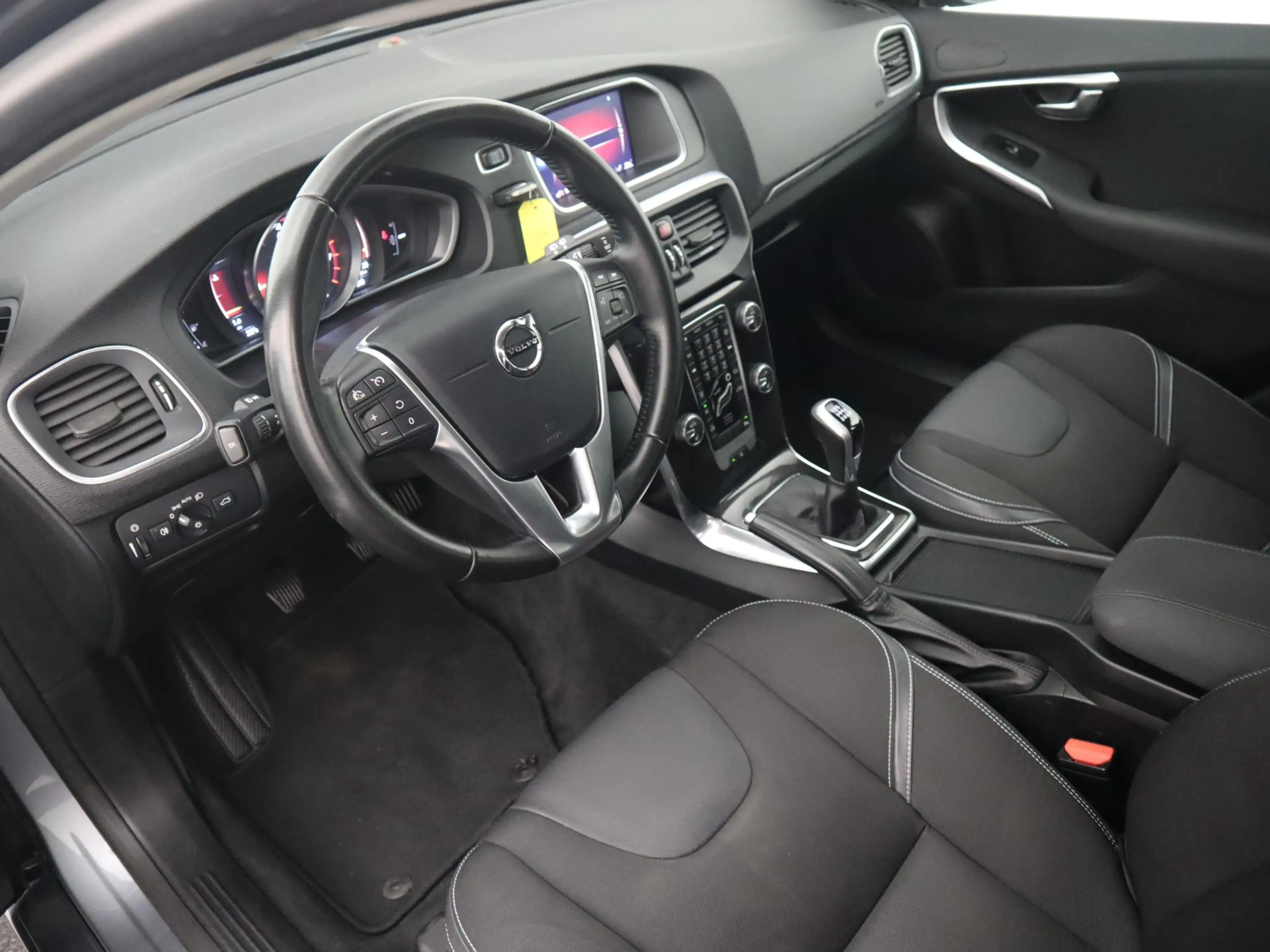 Volvo V40 2.0 T2 Nordic+ FULL LED / STANDKACHEL / STOELVERW — photo 9