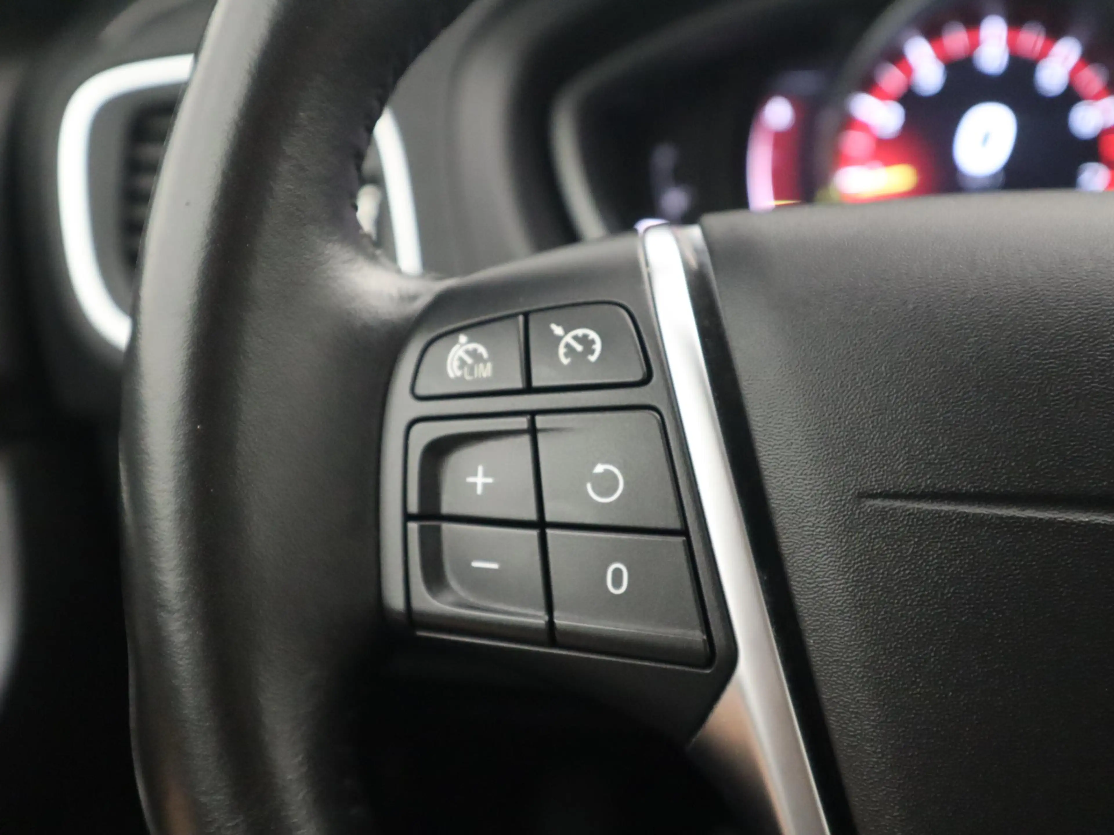 Volvo V40 2.0 T2 Nordic+ FULL LED / STANDKACHEL / STOELVERW — photo 32