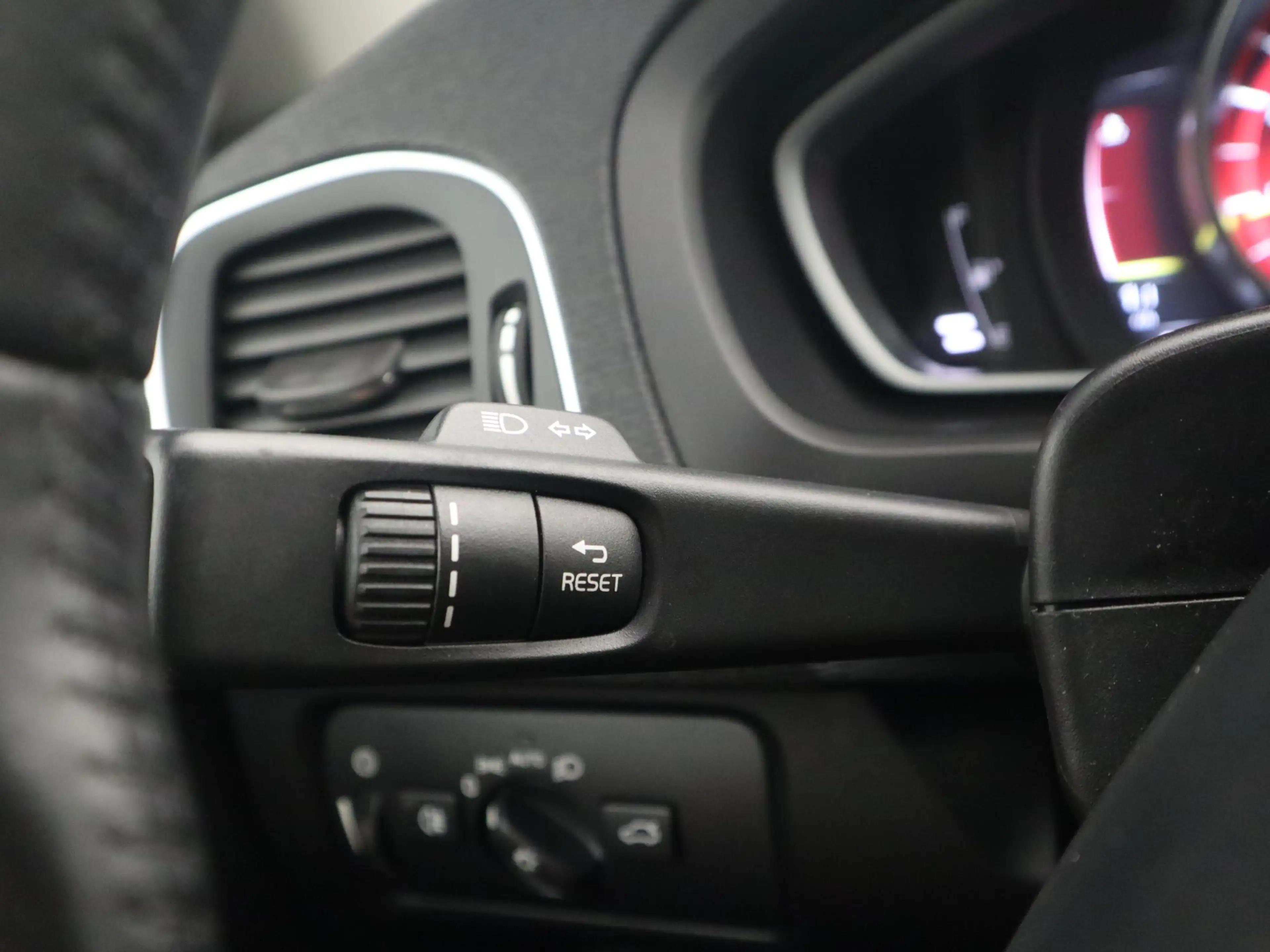 Volvo V40 2.0 T2 Nordic+ FULL LED / STANDKACHEL / STOELVERW — photo 34