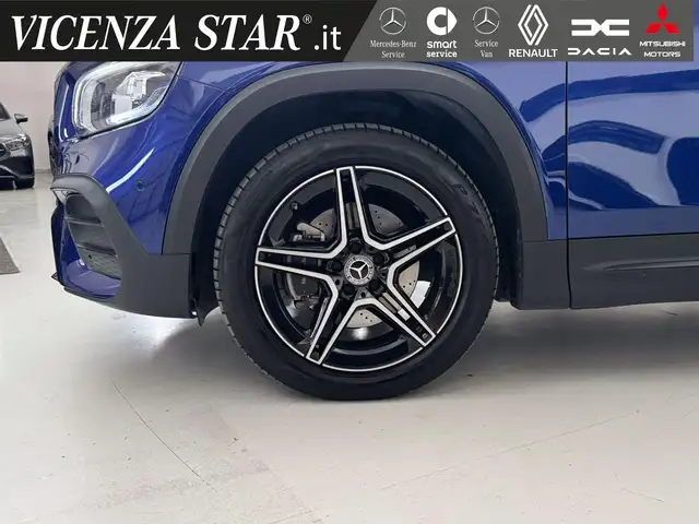 Mercedes-Benz GLB view 3