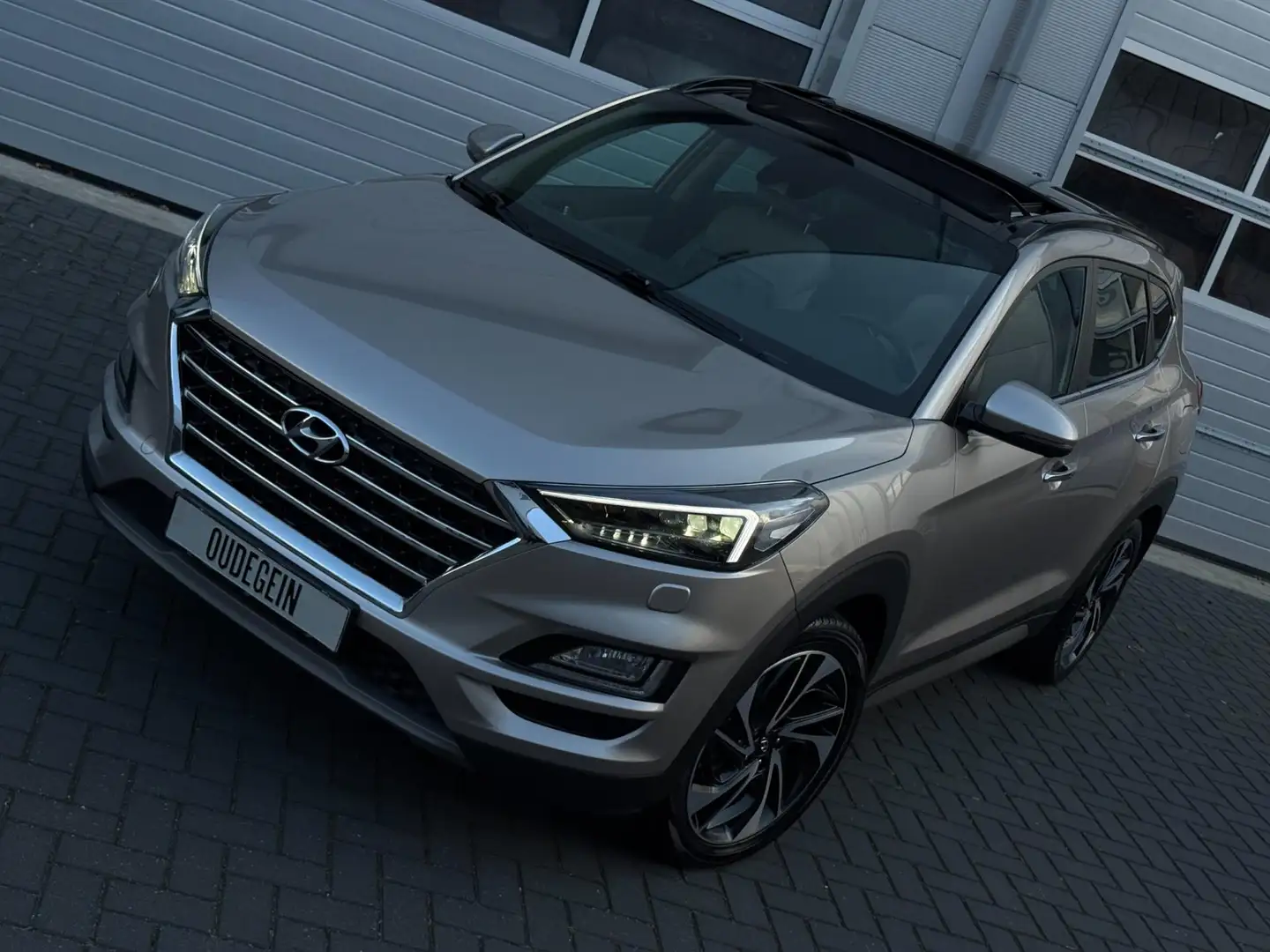 Hyundai TUCSON 1.6 T-GDI PREMIUM / CARPLAY / PANO / 360 CAMERA / Beige - 2