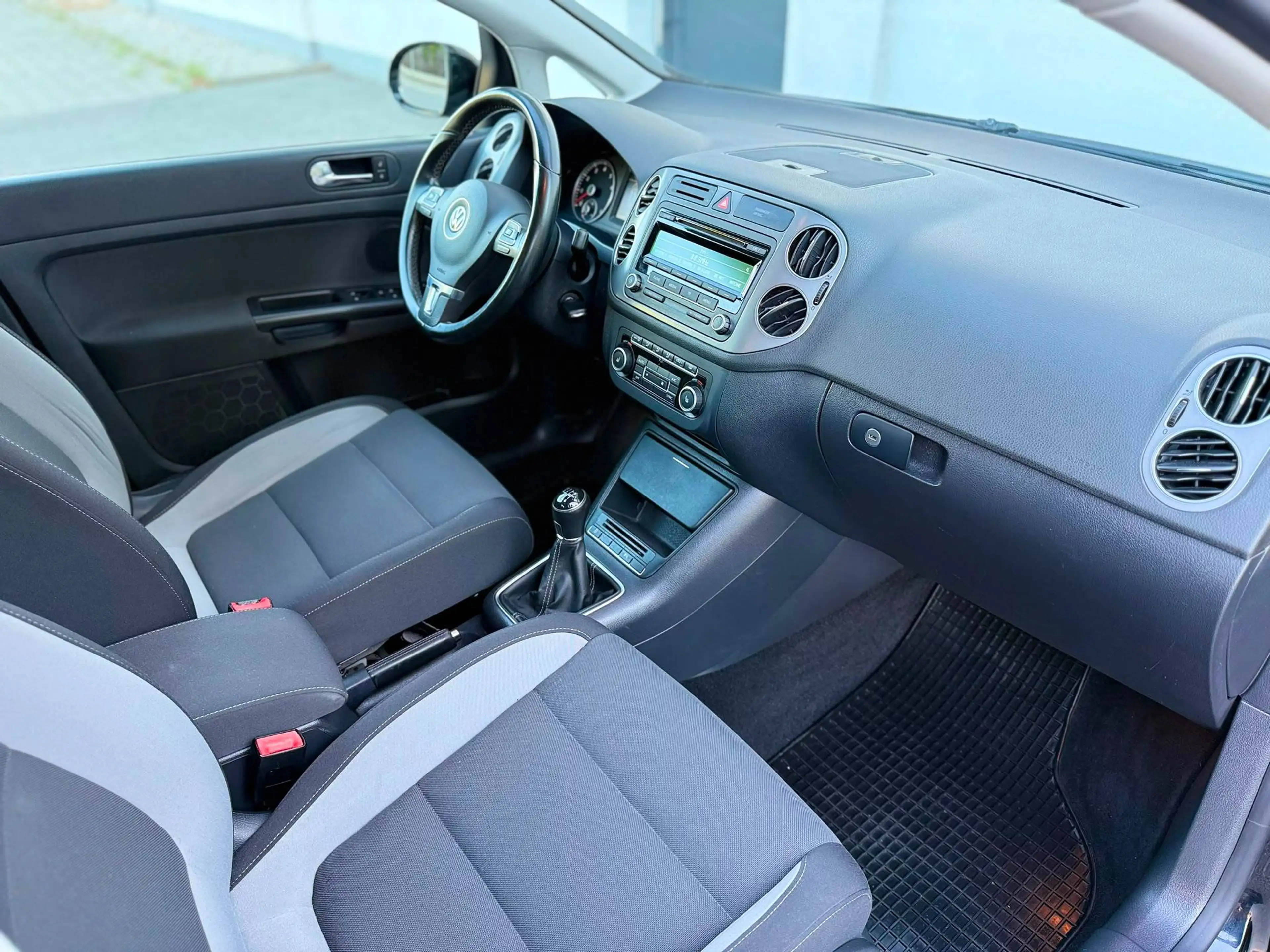 Volkswagen Golf Plus Life — photo 11