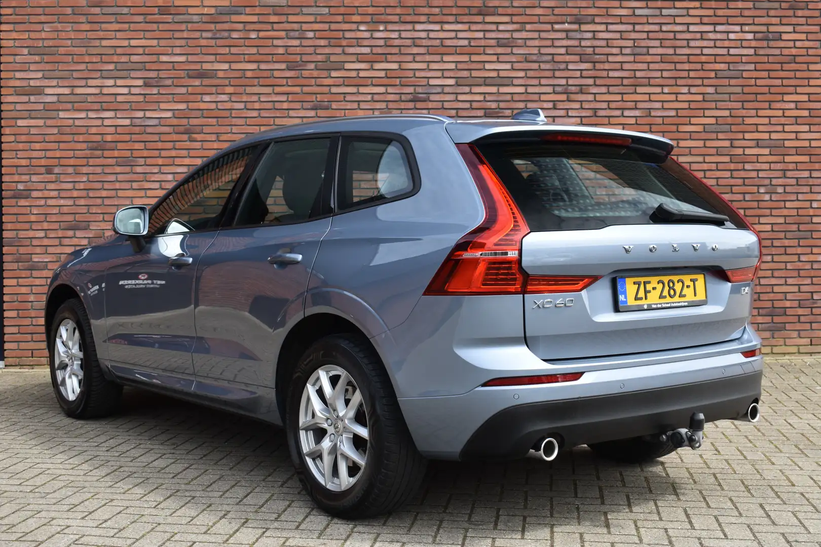 Volvo XC60 D4 190PK Automaat Momentum | Schuif-/kanteldak | T Bleu - 2