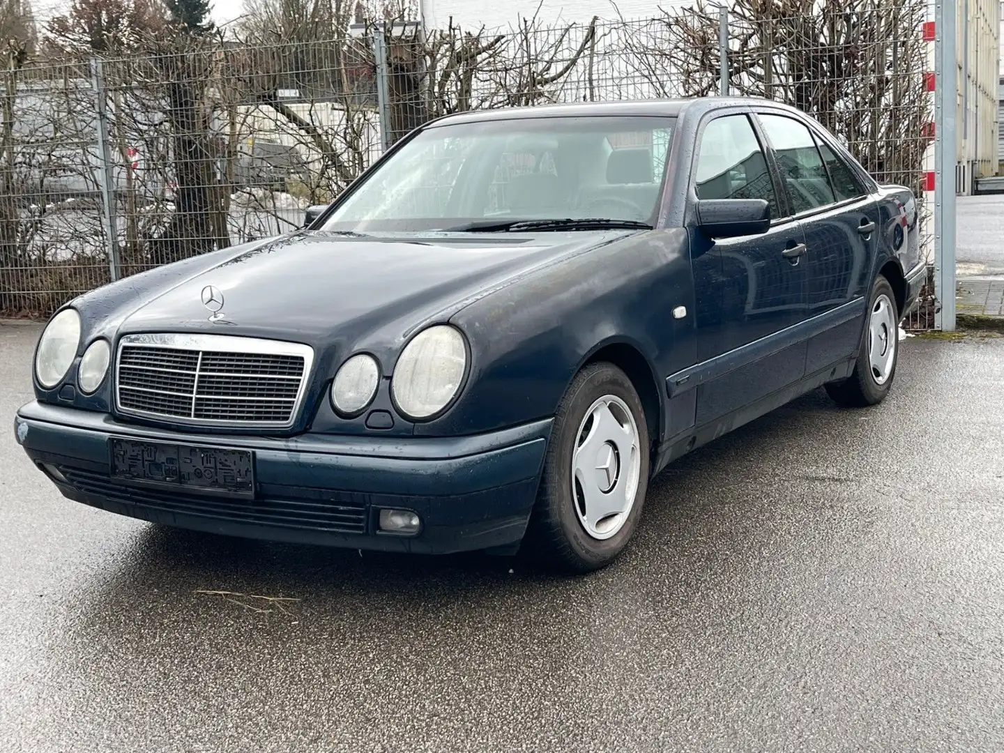 Mercedes-Benz E 240 CLASSIC Blau - 1
