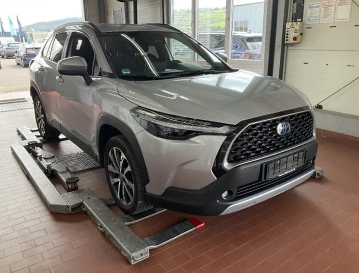 Toyota Corolla Cross 2.0 Hybrid Business Edition Navi Silber - 2