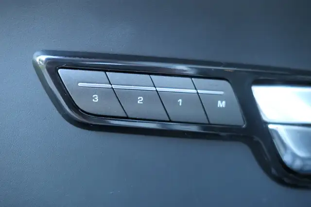 Land Rover Range Rover Evoque view 11